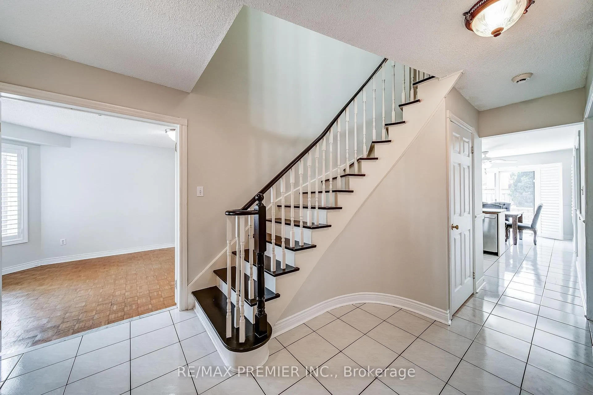 Photo 4 of 21 Berrydown Drive, Caledon, Bolton East — HOMEH