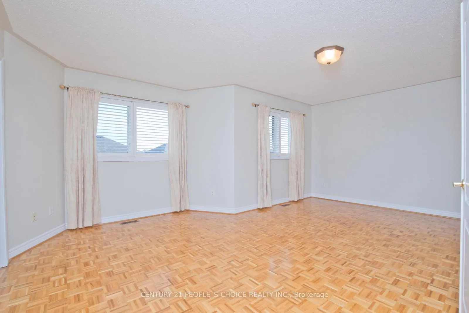 Photo 16 of 71 Rosanna Crescent, Vaughan, Maple — HOMEH