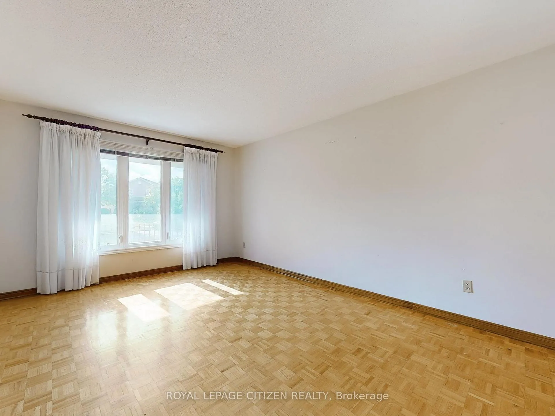 Photo 8 of 63 Dante Ct, Vaughan, East Woodbridge — HOMEH