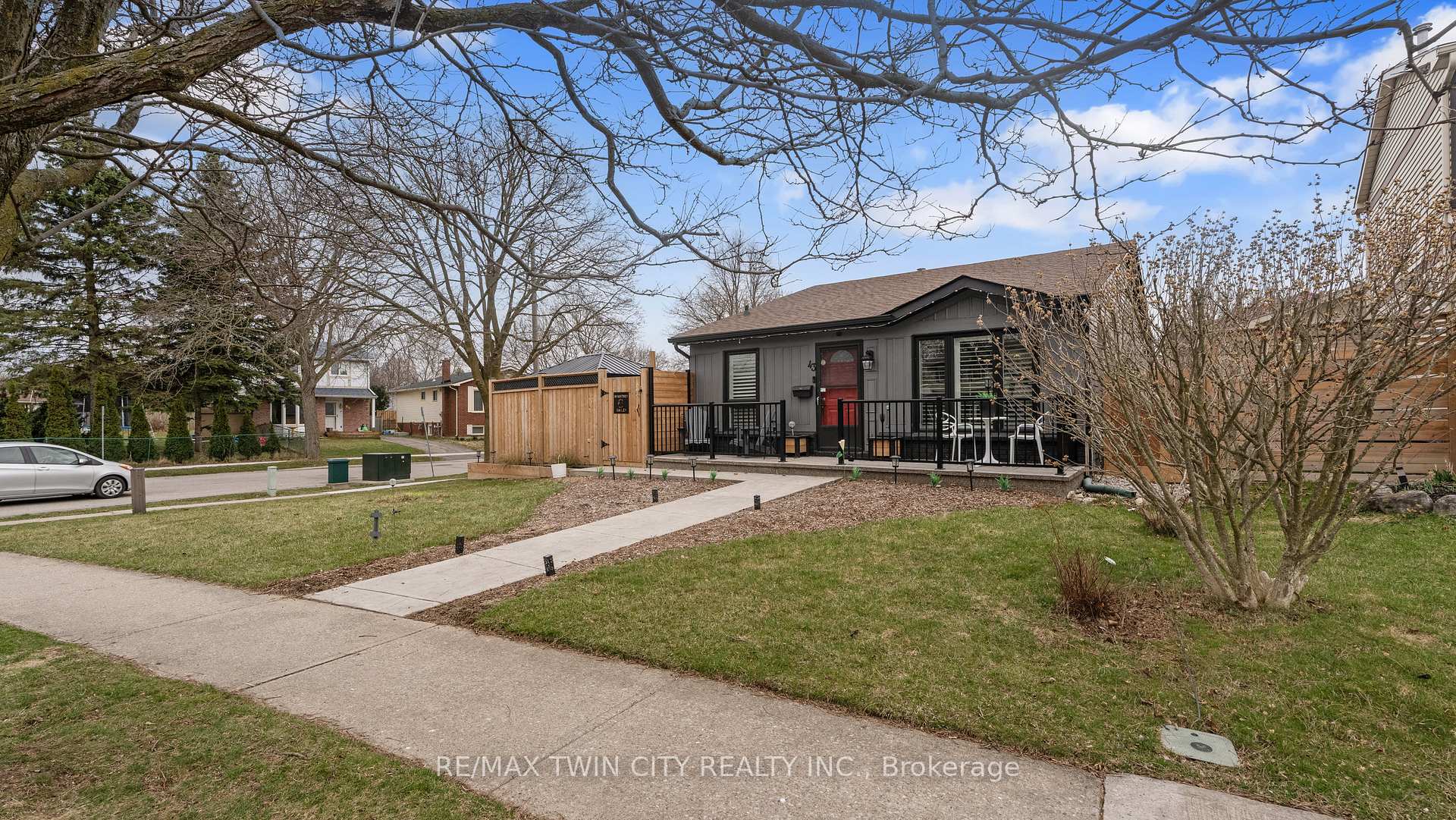 Photo 2 of 43 Viscount Road, Brant, Brantford Twp — HOMEH