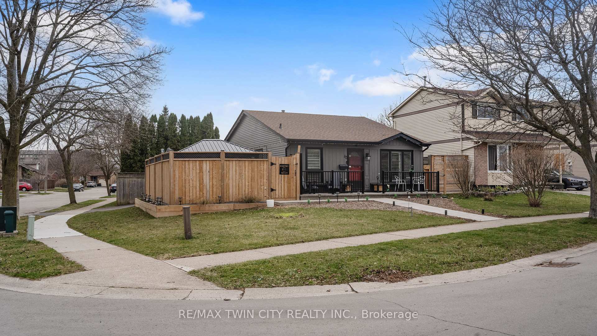 Photo 3 of 43 Viscount Road, Brant, Brantford Twp — HOMEH
