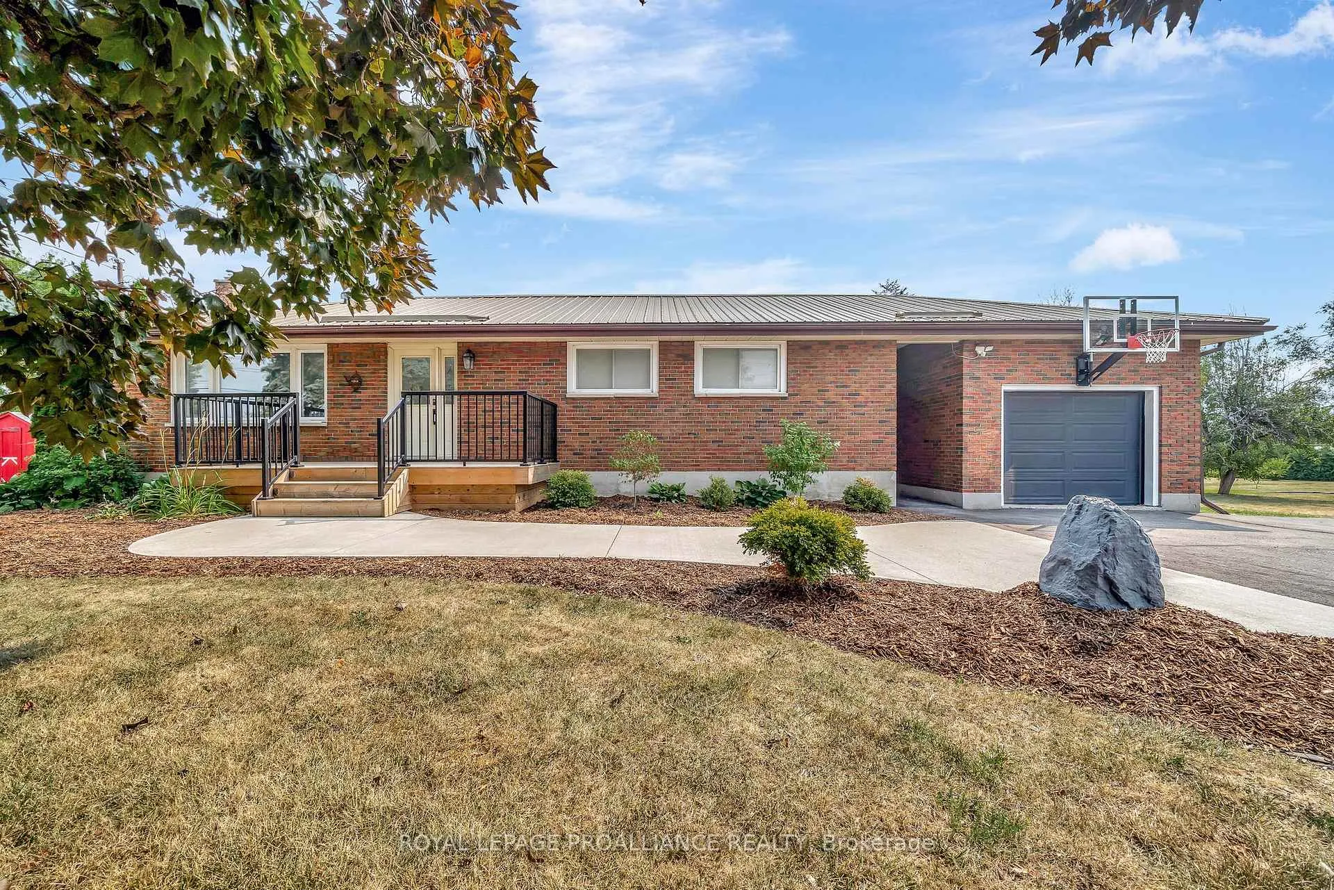 Photo 5 of 206 Elmwood Drive, Belleville, Thurlow Ward — HOMEH