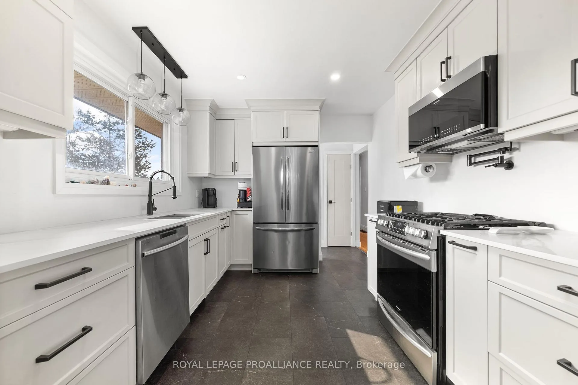 Photo 12 of 206 Elmwood Drive, Belleville, Thurlow Ward — HOMEH