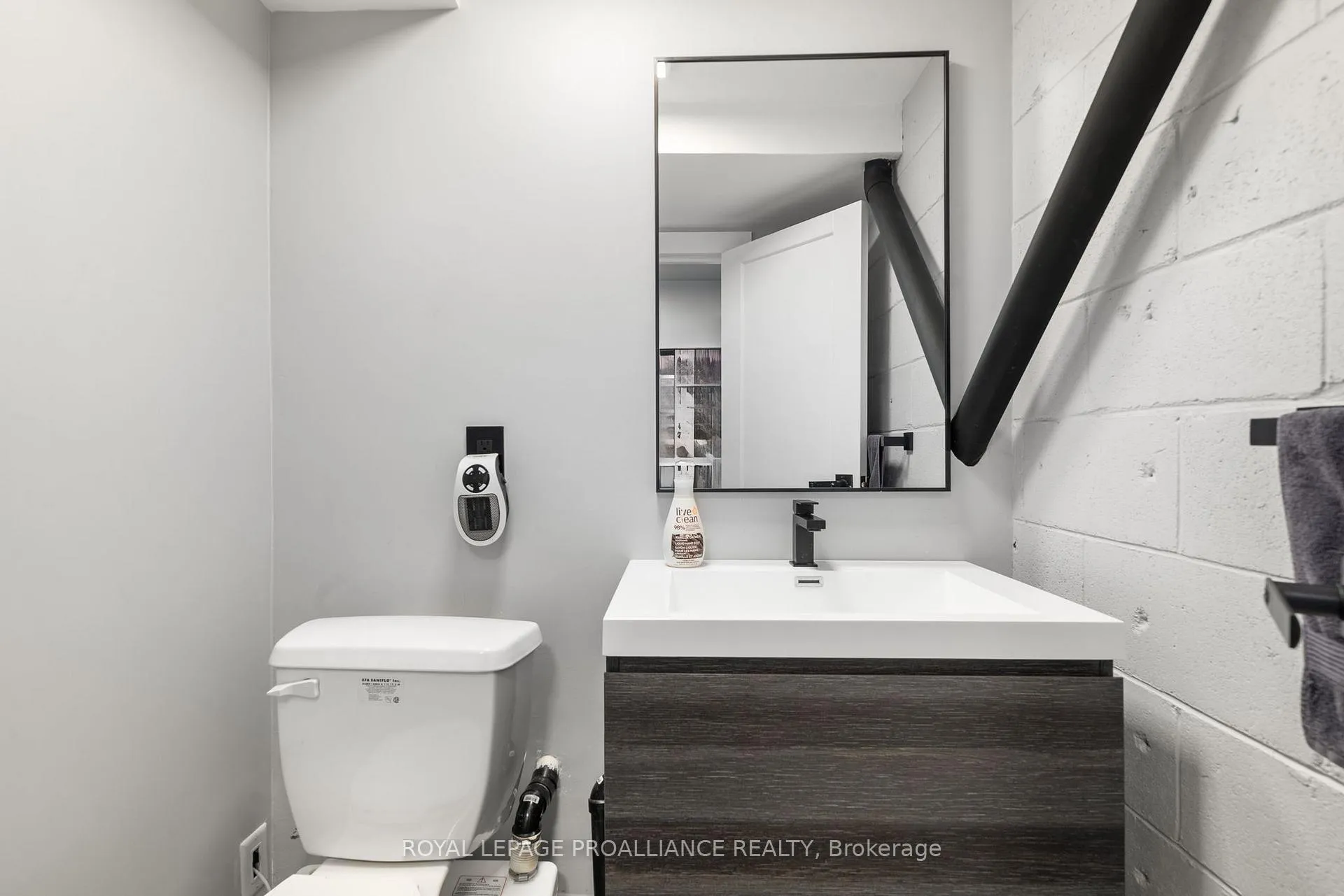 Photo 37 of 206 Elmwood Drive, Belleville, Thurlow Ward — HOMEH