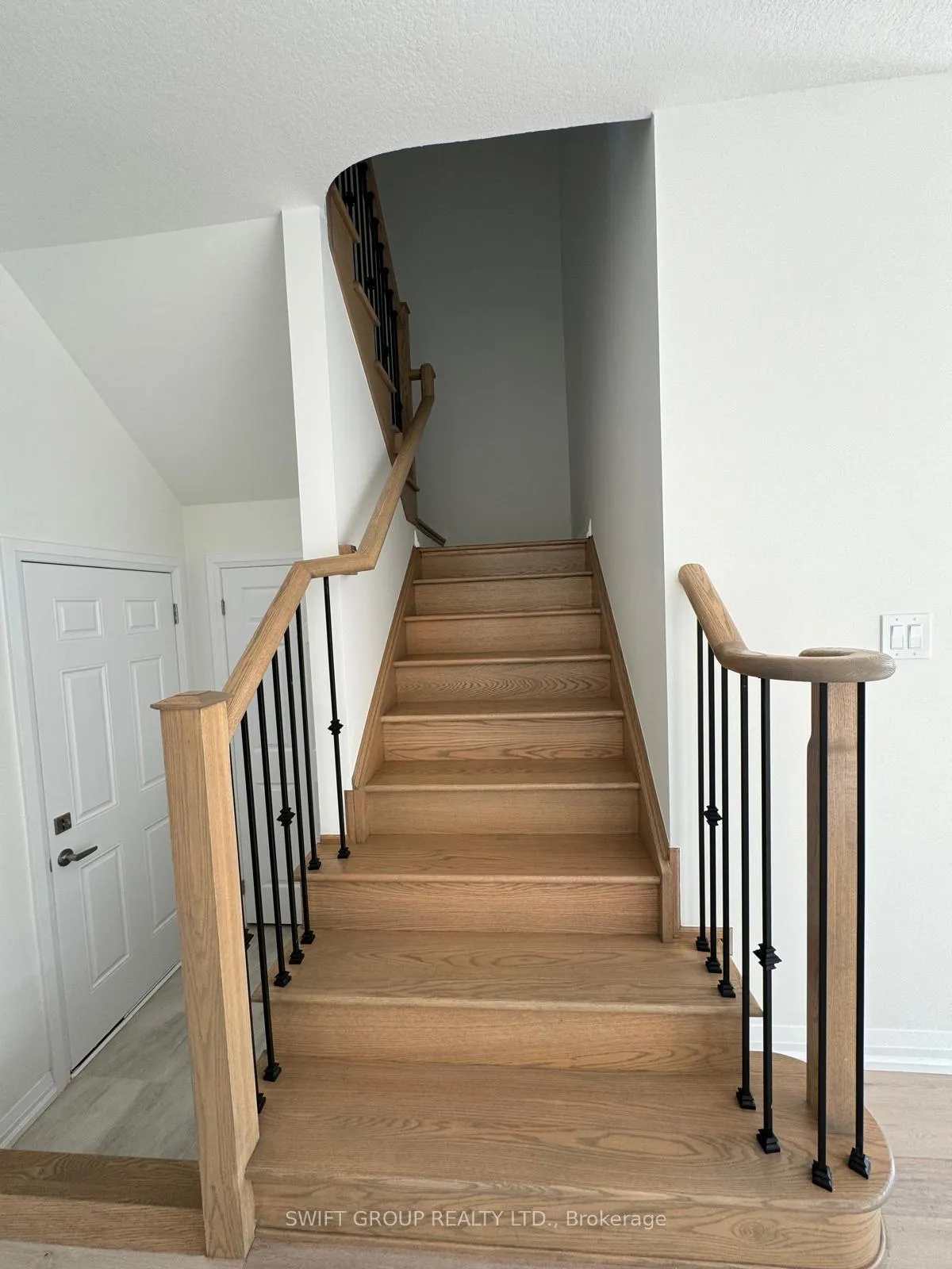 Photo 9 of 123 Granville Crescent, Haldimand — HOMEH