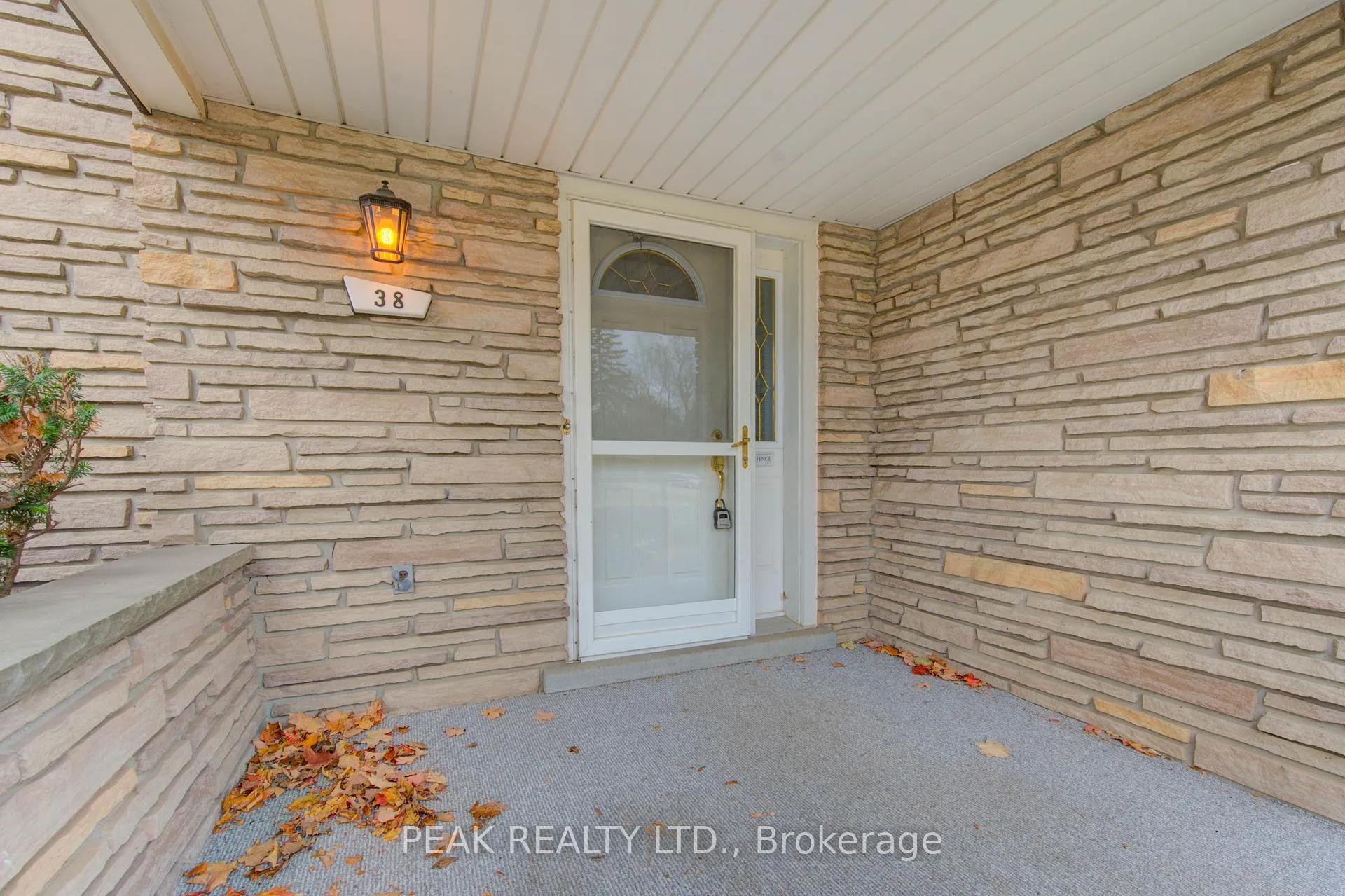 Photo 3 of 38 Glenwood Drive, Kitchener — HOMEH