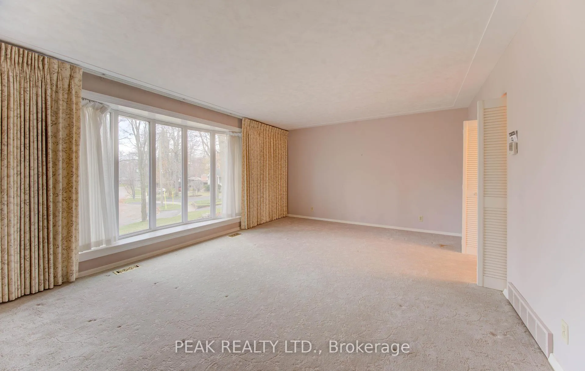 Photo 13 of 38 Glenwood Drive, Kitchener — HOMEH