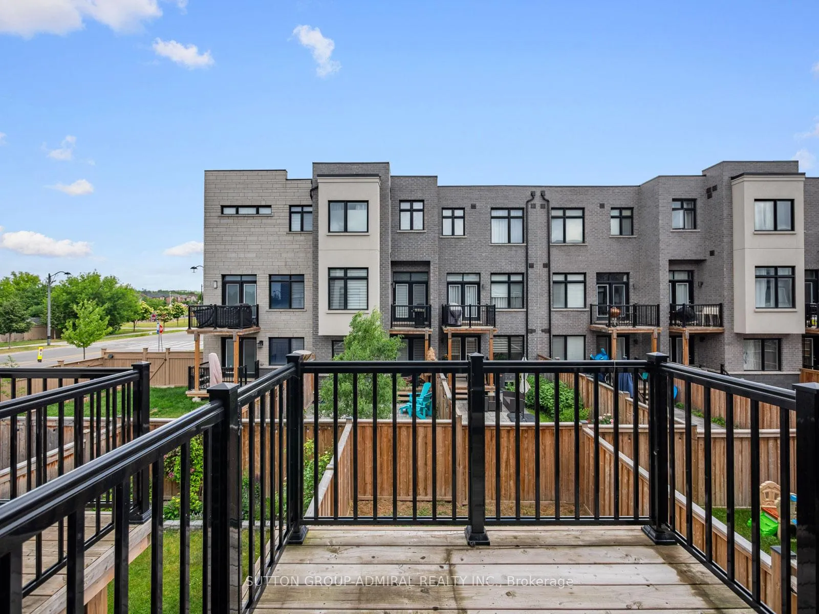 Photo 11 of 10 Golden Trail, Vaughan, Patterson — HOMEH