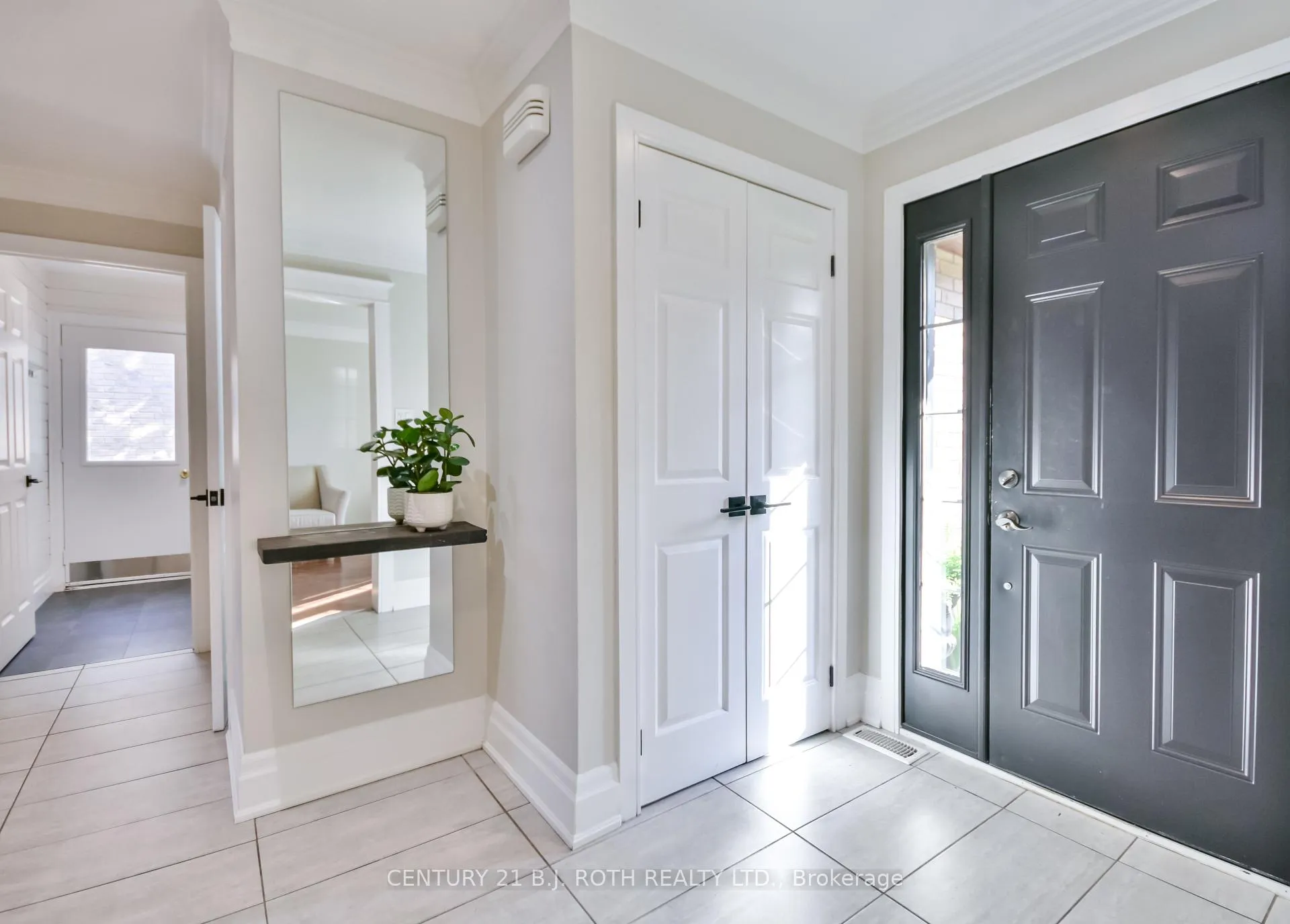 Photo 4 of 25 Keats Drive, Barrie, Letitia Heights — HOMEH
