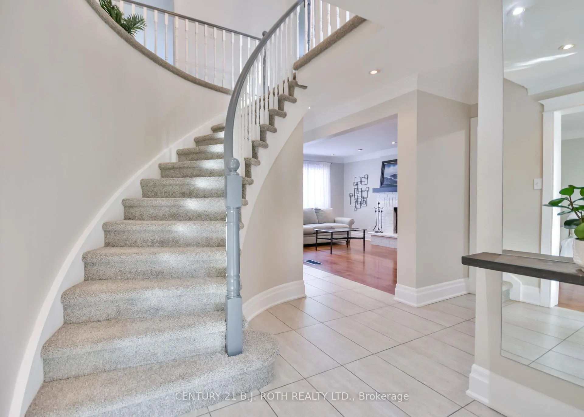 Photo 5 of 25 Keats Drive, Barrie, Letitia Heights — HOMEH