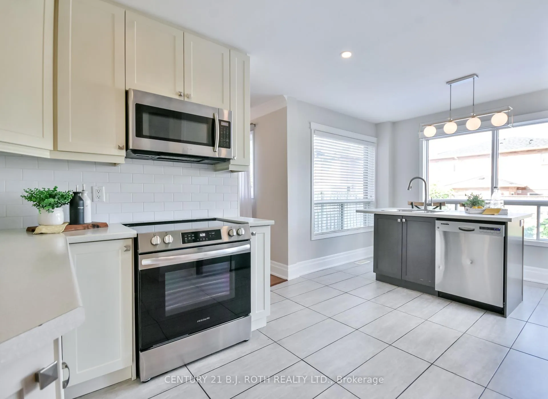 Photo 10 of 25 Keats Drive, Barrie, Letitia Heights — HOMEH