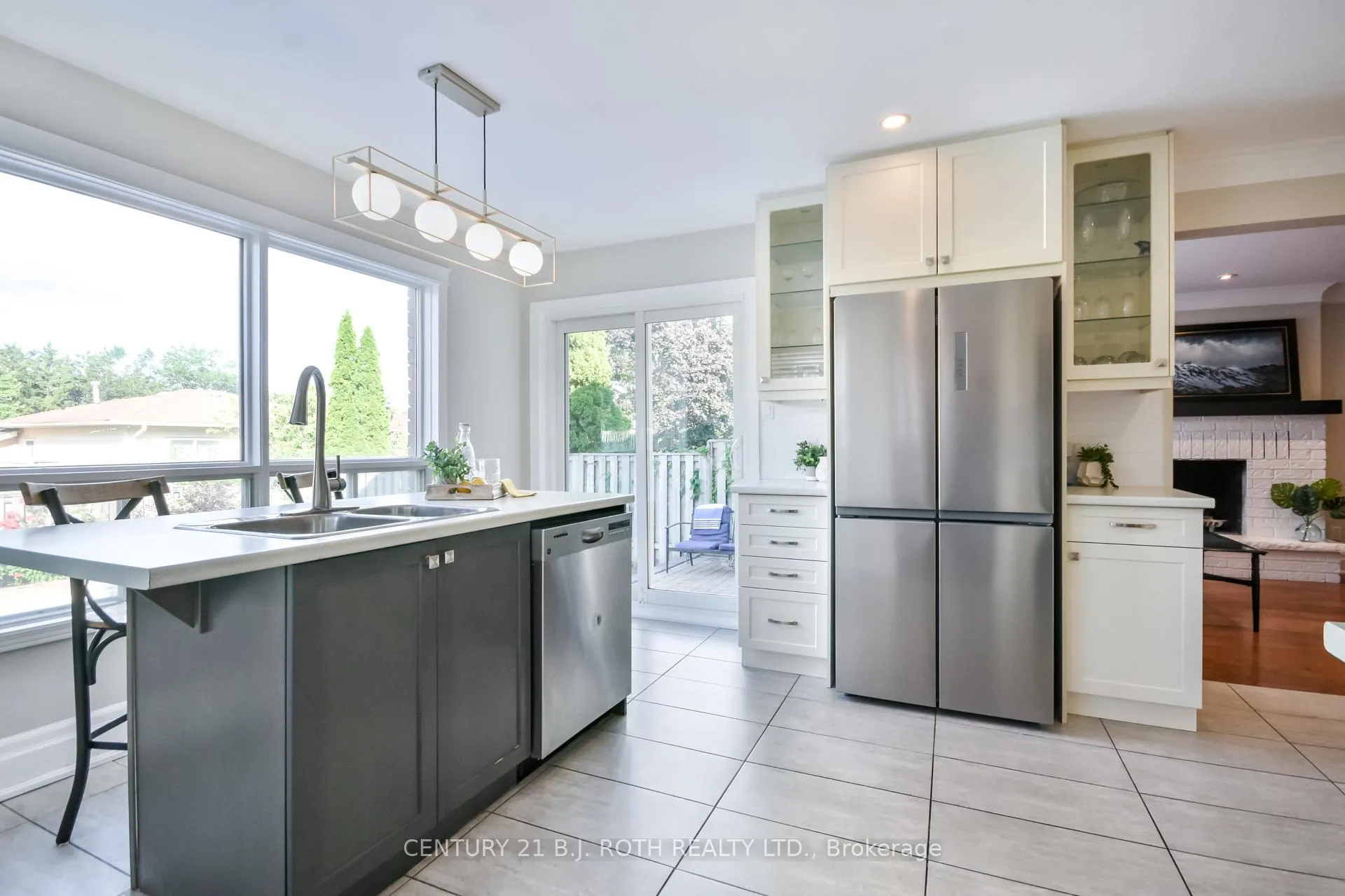 Photo 11 of 25 Keats Drive, Barrie, Letitia Heights — HOMEH