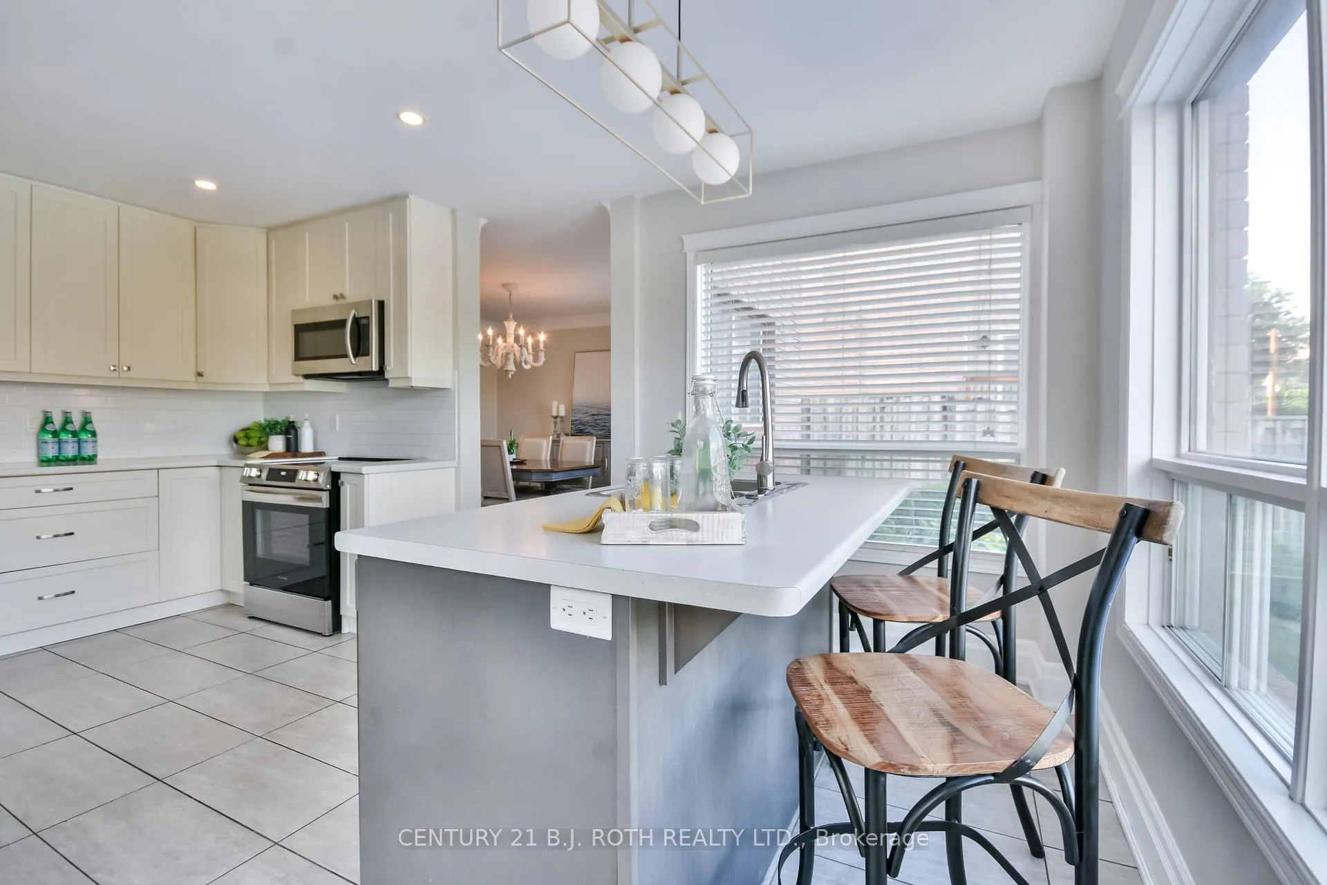 Photo 12 of 25 Keats Drive, Barrie, Letitia Heights — HOMEH