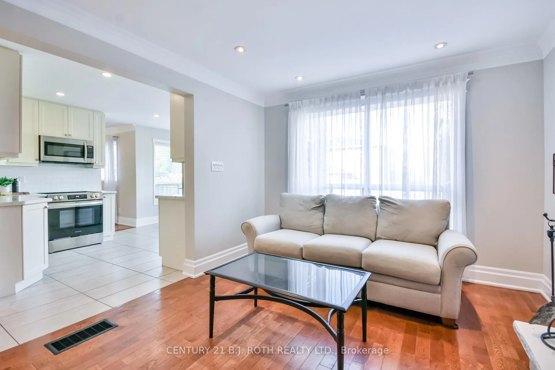 Photo 15 of 25 Keats Drive, Barrie, Letitia Heights — HOMEH