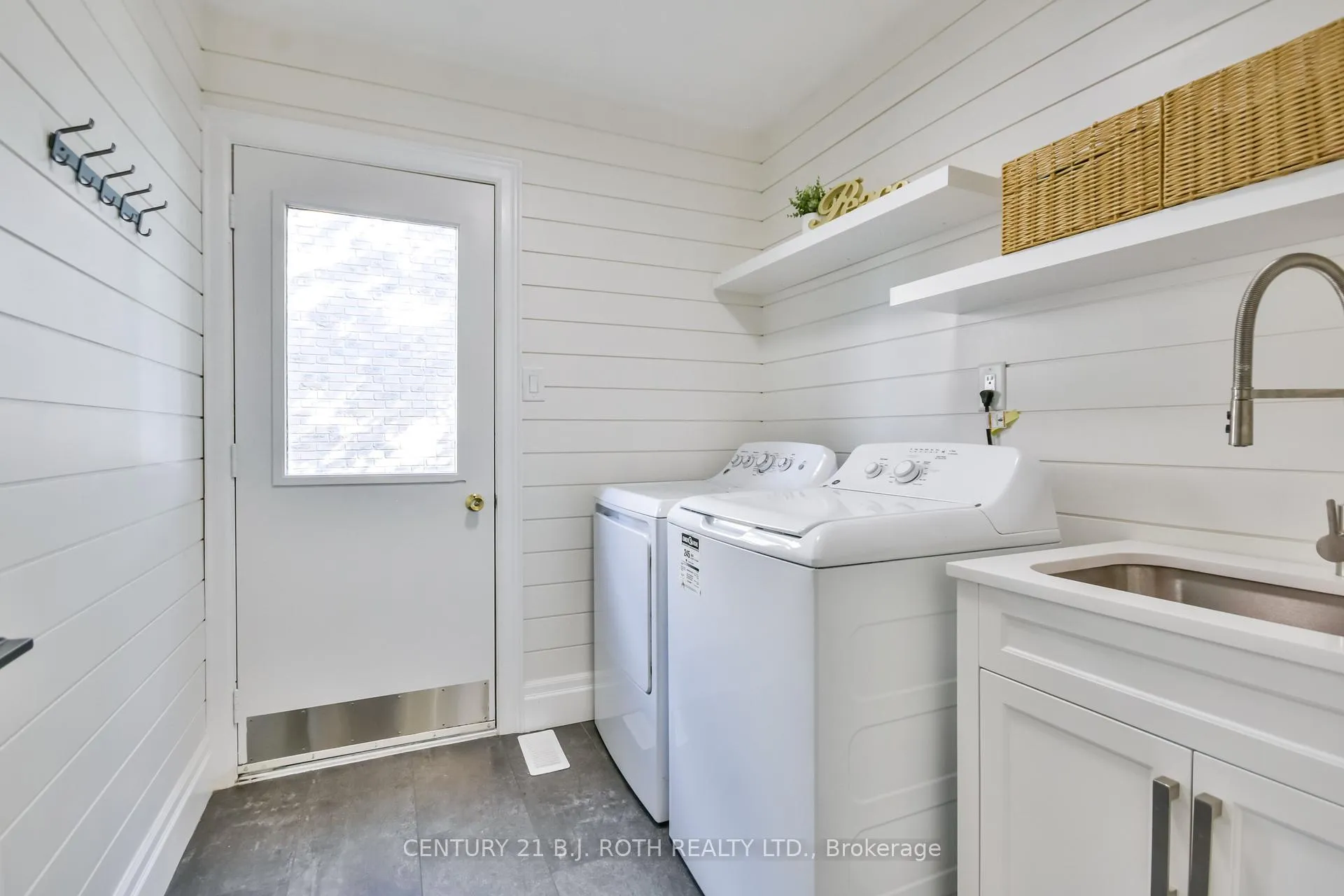 Photo 18 of 25 Keats Drive, Barrie, Letitia Heights — HOMEH