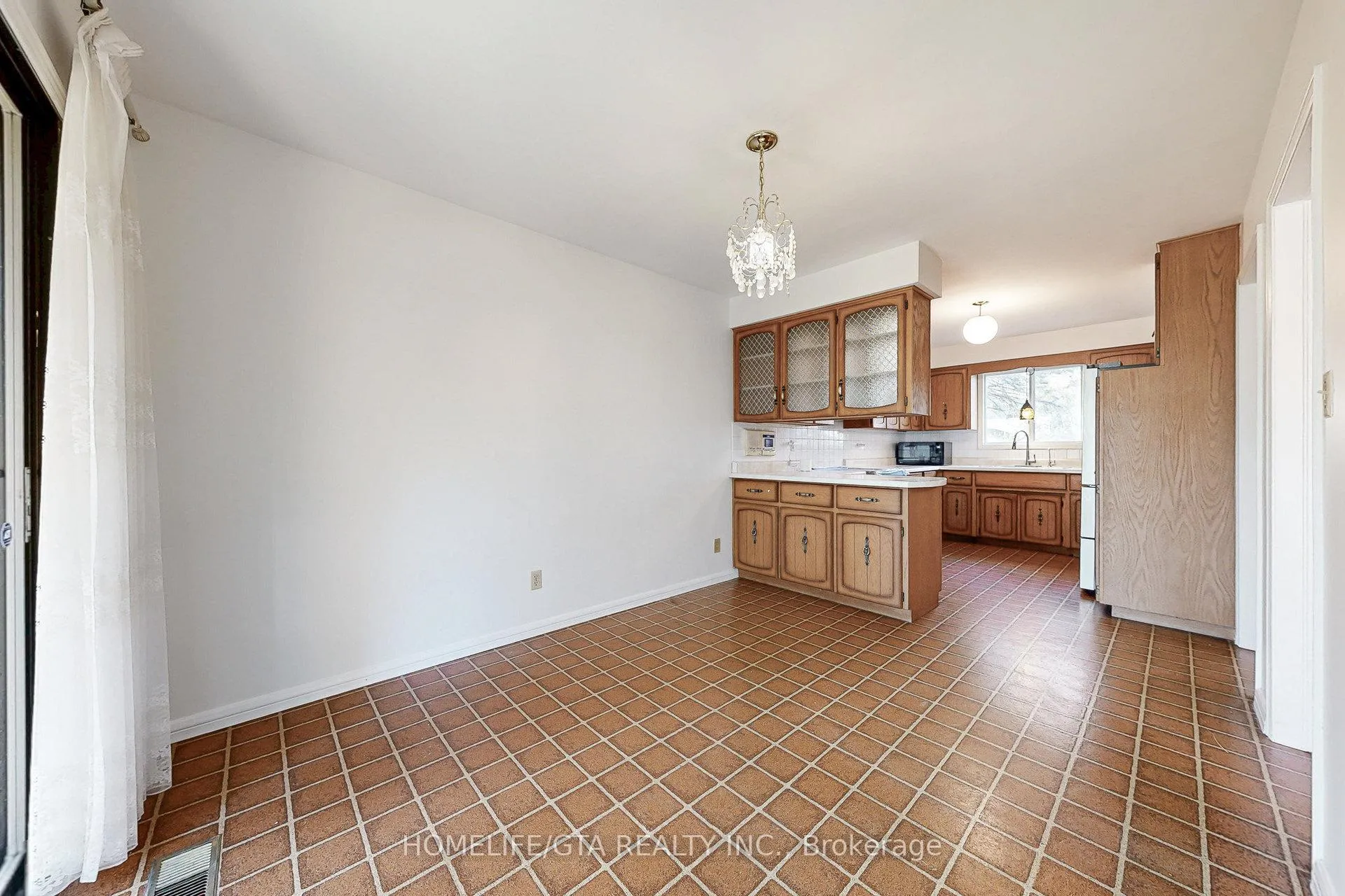 Photo 13 of 28 Wilkins Drive, Kitchener — HOMEH