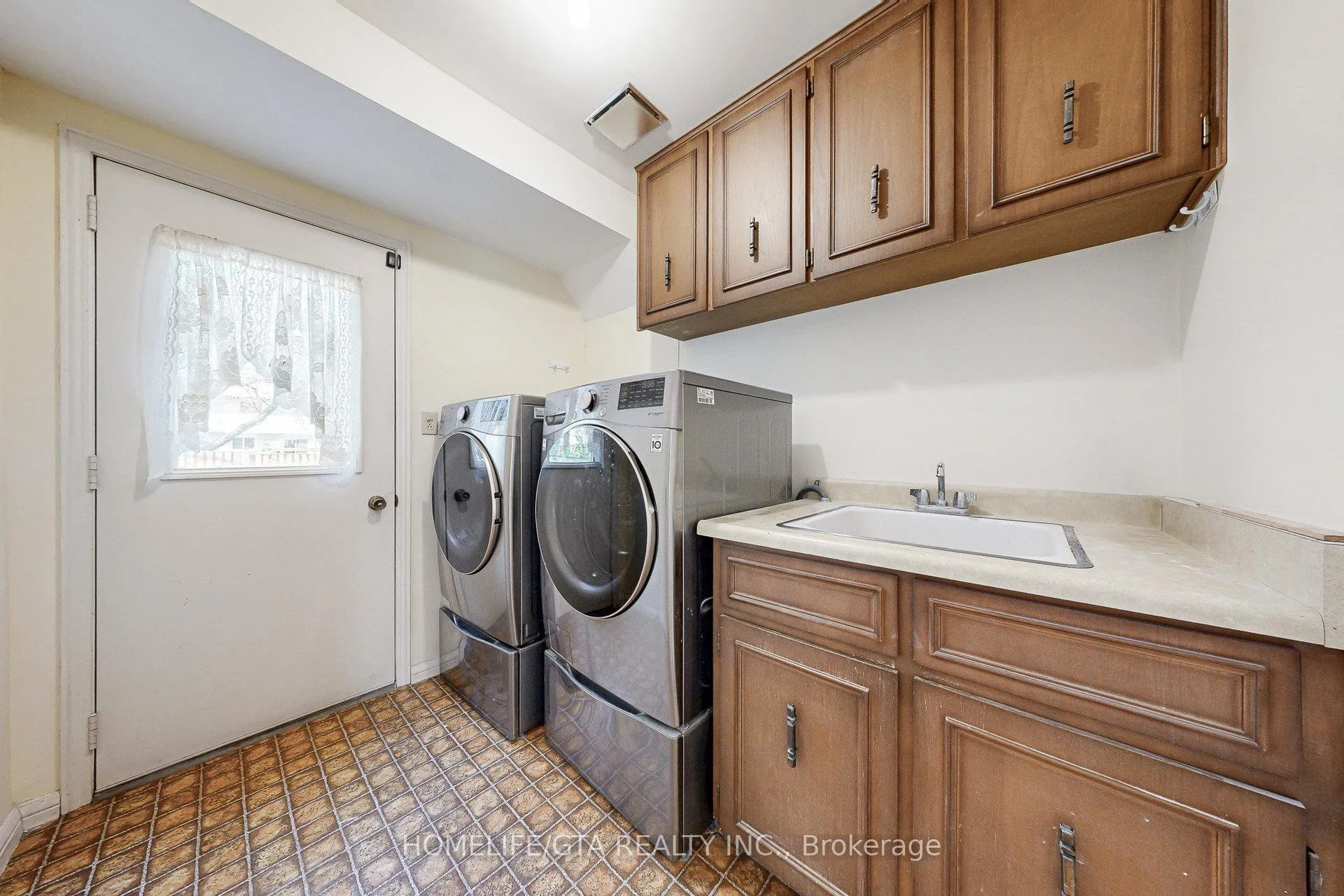 Photo 16 of 28 Wilkins Drive, Kitchener — HOMEH