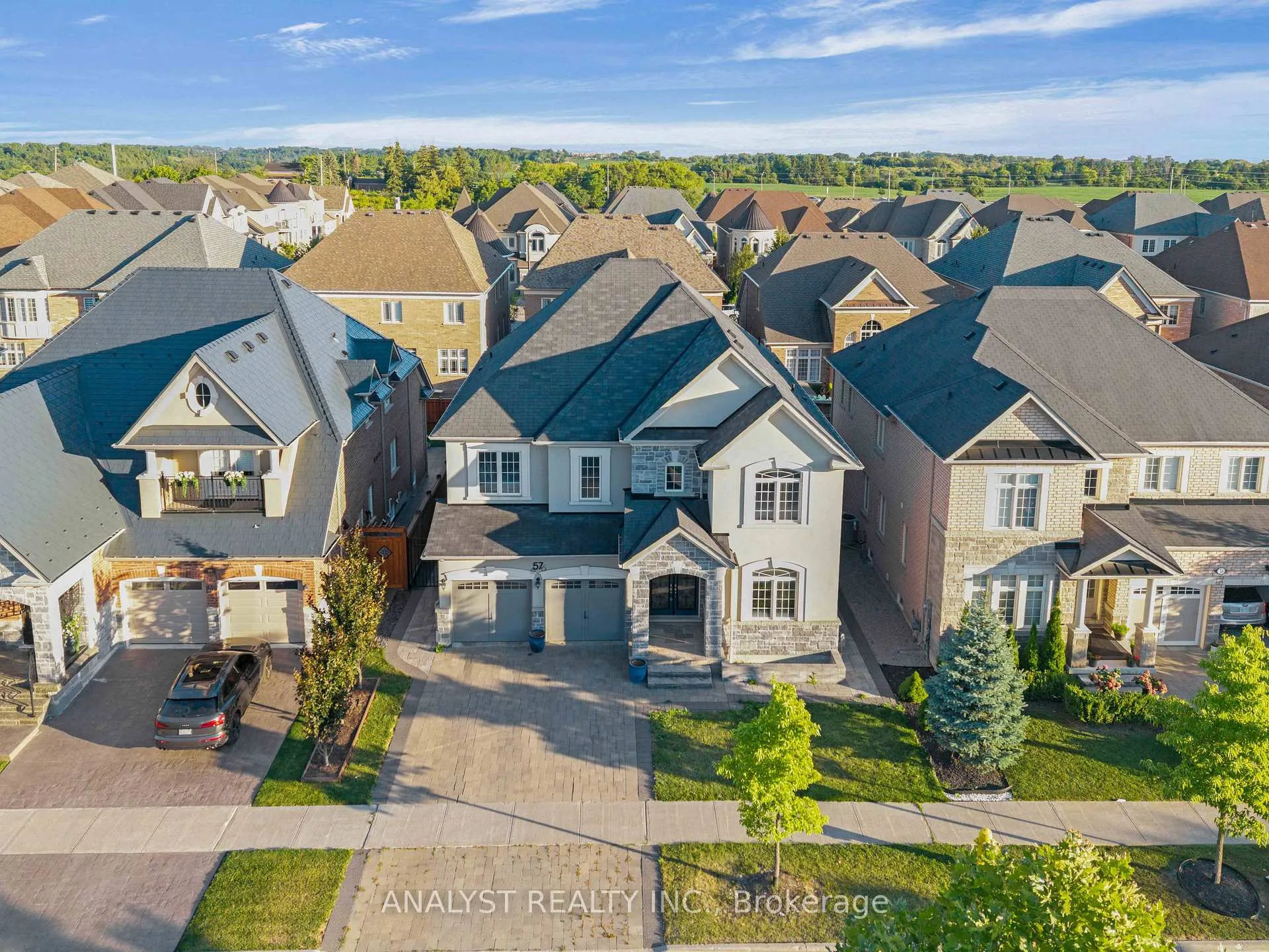 Photo 2 of 57 Balderson Drive, Vaughan, Kleinburg — HOMEH