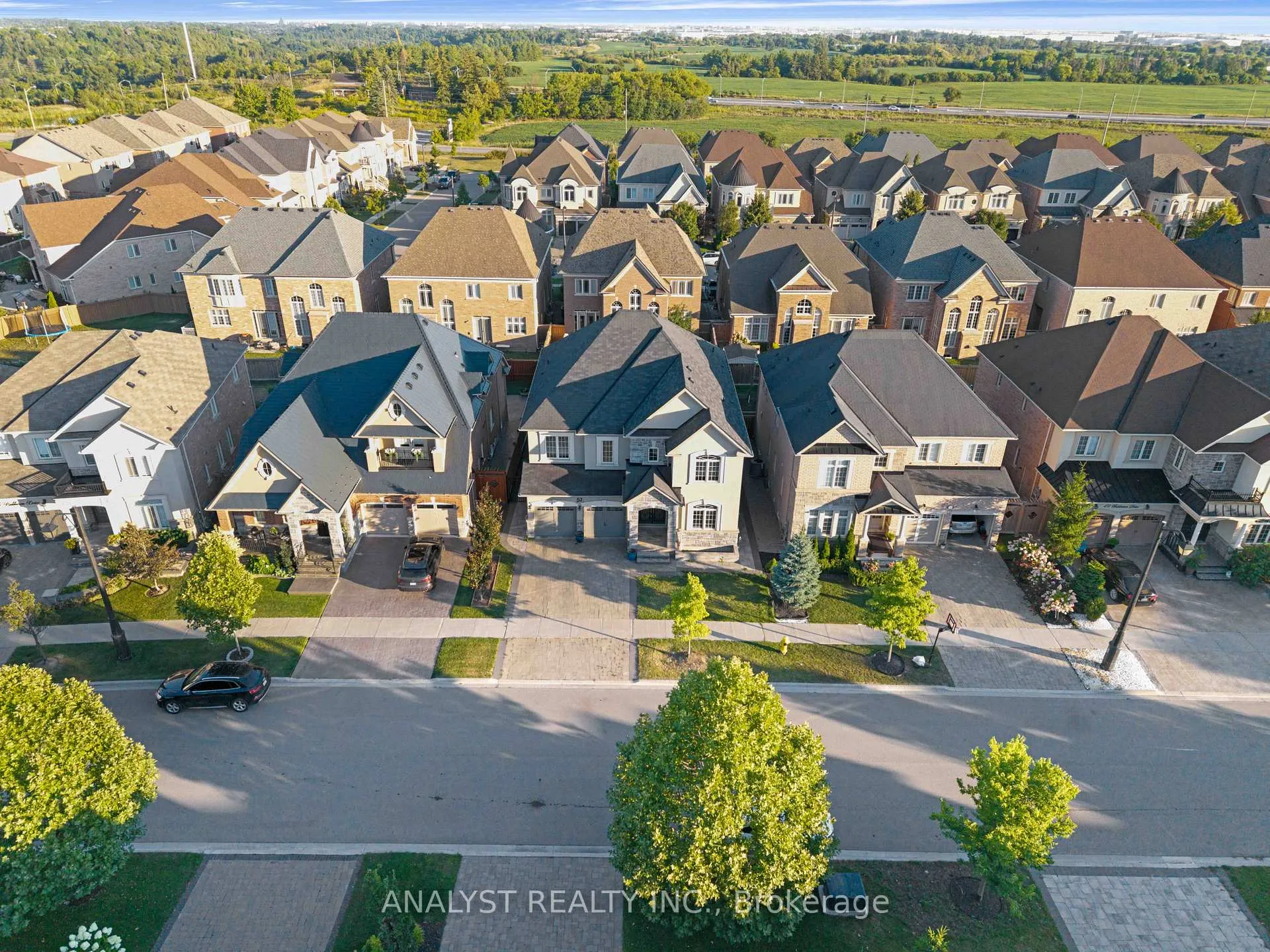 Photo 3 of 57 Balderson Drive, Vaughan, Kleinburg — HOMEH