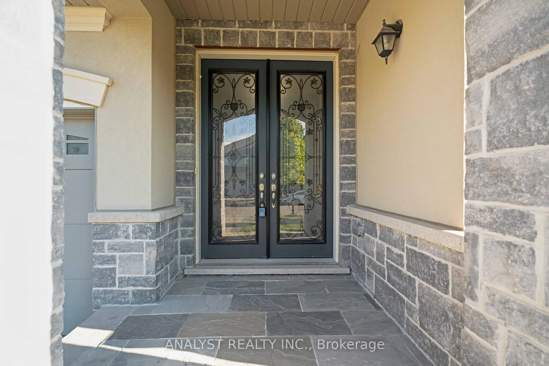 Photo 4 of 57 Balderson Drive, Vaughan, Kleinburg — HOMEH