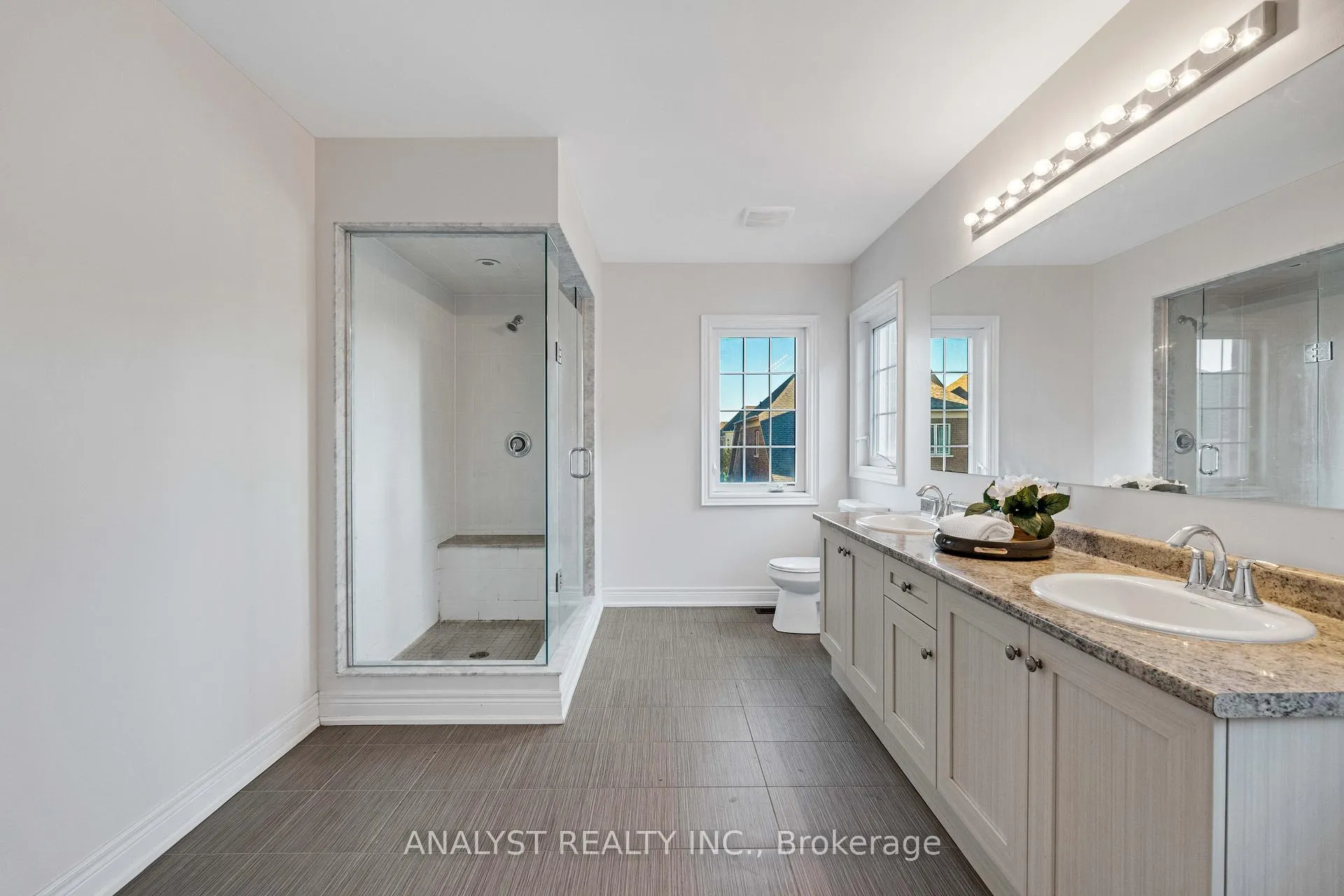 Photo 28 of 57 Balderson Drive, Vaughan, Kleinburg — HOMEH