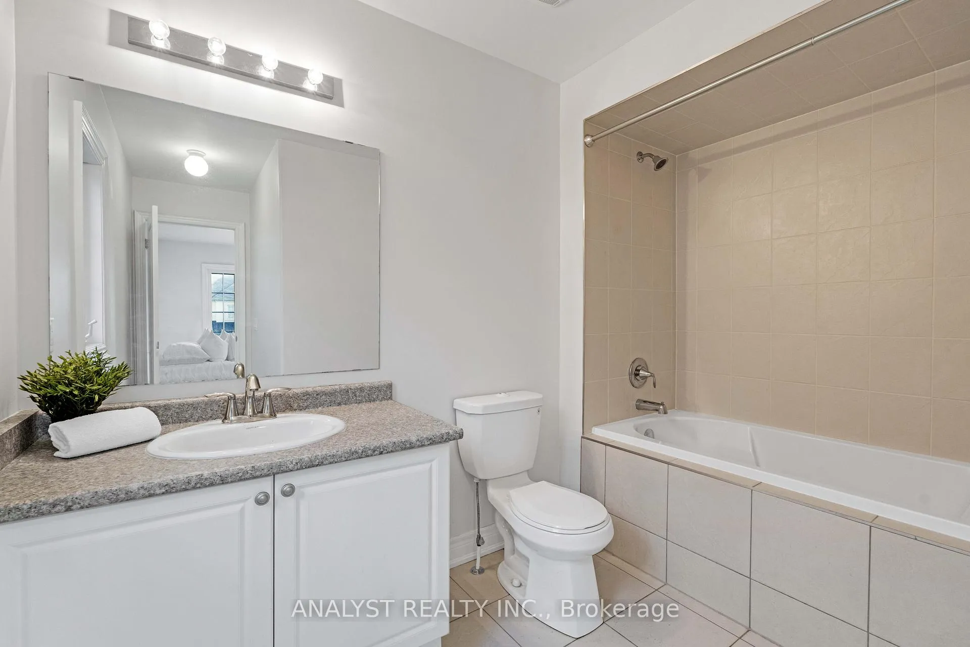 Photo 35 of 57 Balderson Drive, Vaughan, Kleinburg — HOMEH