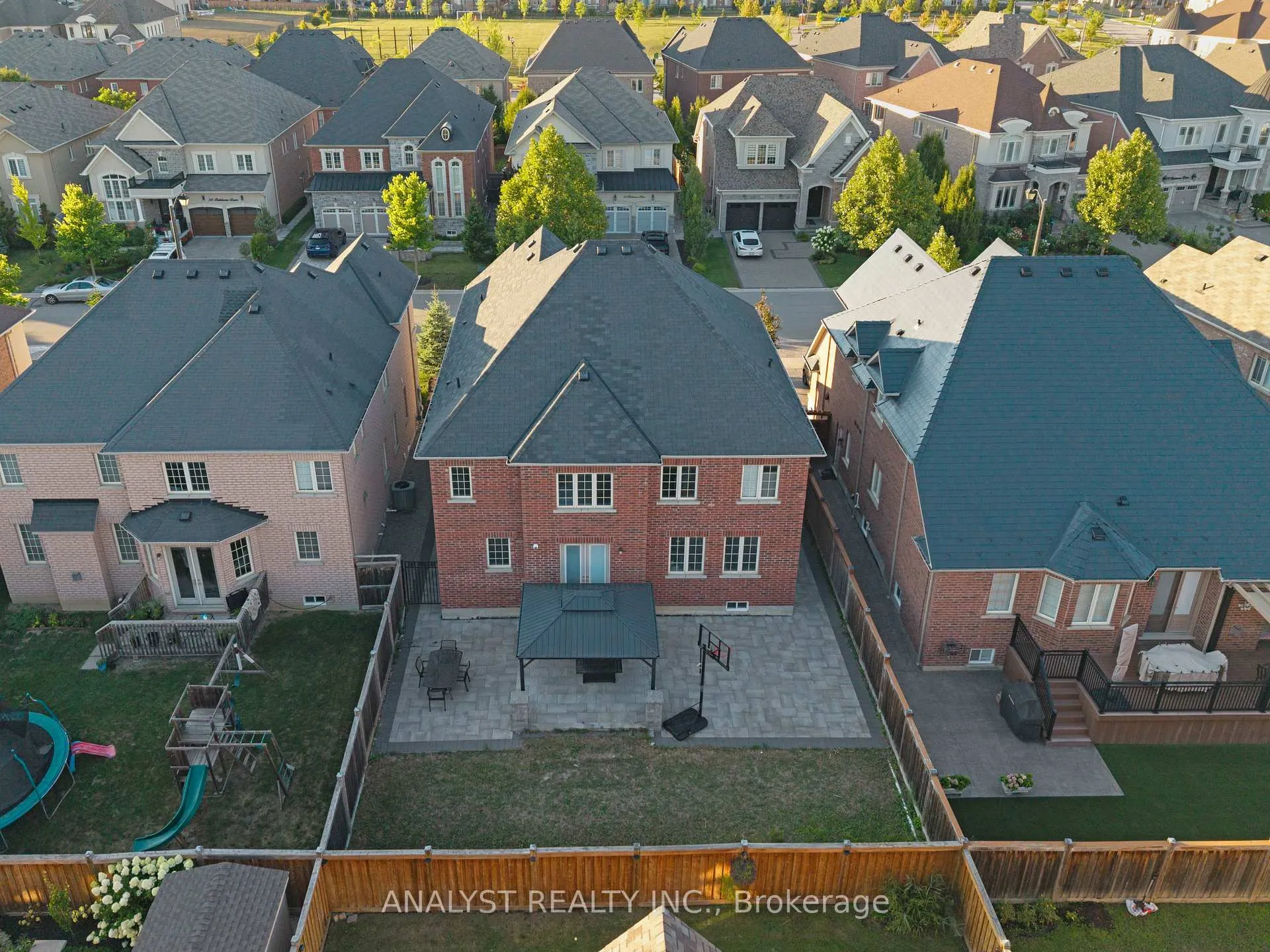 Photo 42 of 57 Balderson Drive, Vaughan, Kleinburg — HOMEH
