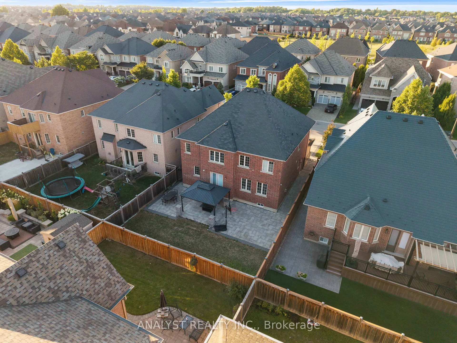 Photo 43 of 57 Balderson Drive, Vaughan, Kleinburg — HOMEH