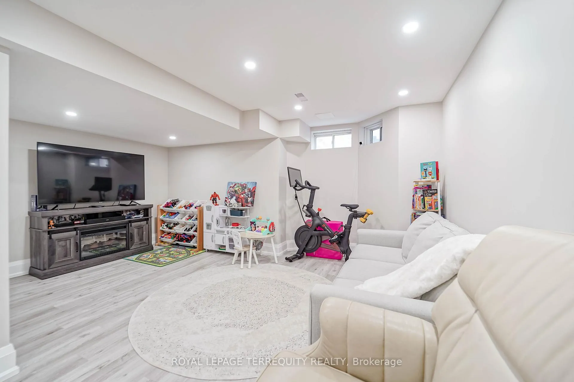 Photo 34 of 9 Stonebriar Drive, Vaughan, Maple — HOMEH
