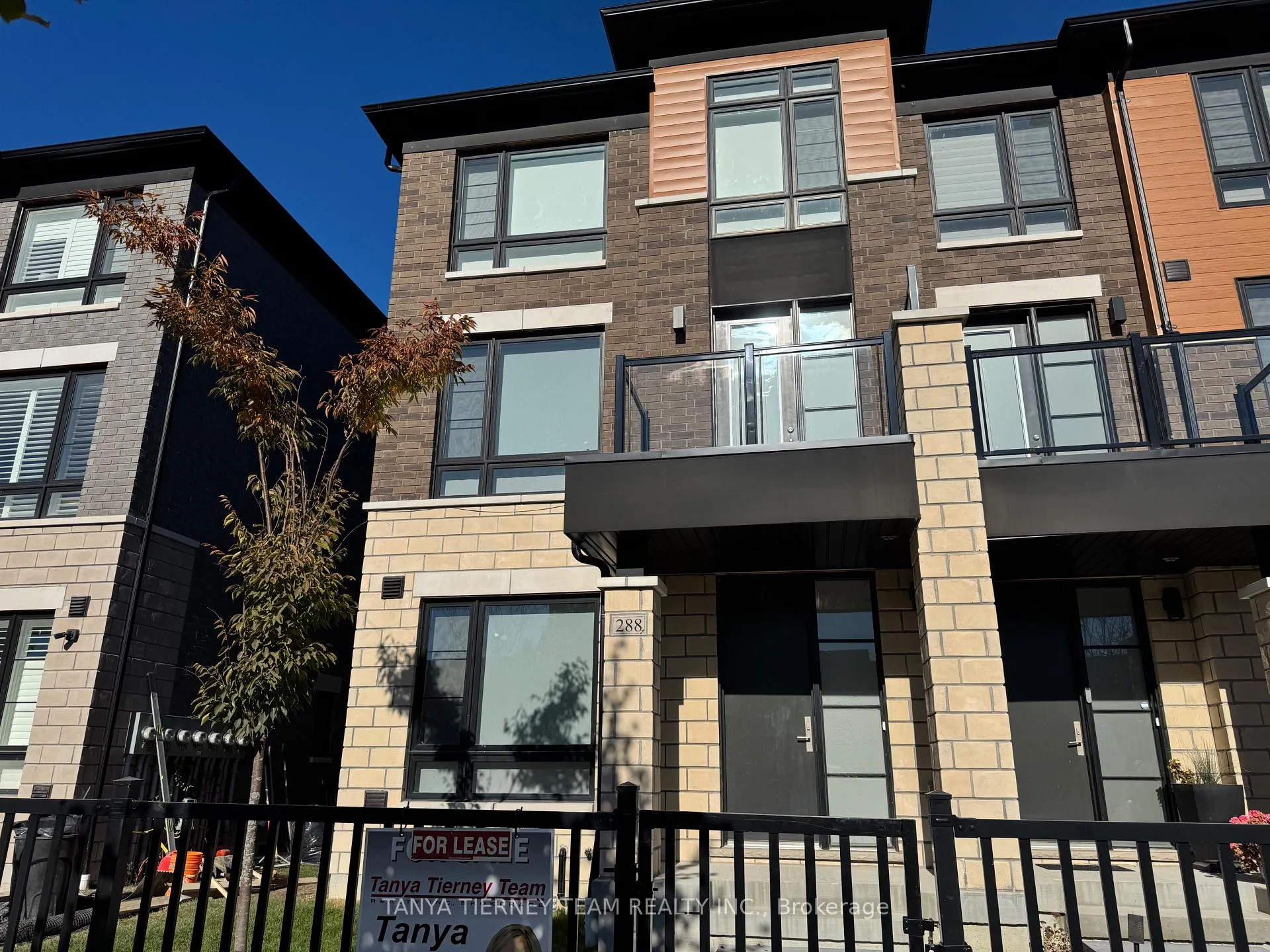 Photo 2 of 288 Carnwith Drive E, Whitby, Brooklin — HOMEH