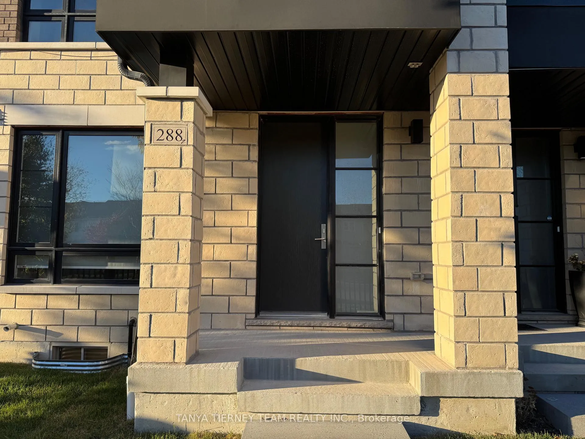 Photo 3 of 288 Carnwith Drive E, Whitby, Brooklin — HOMEH