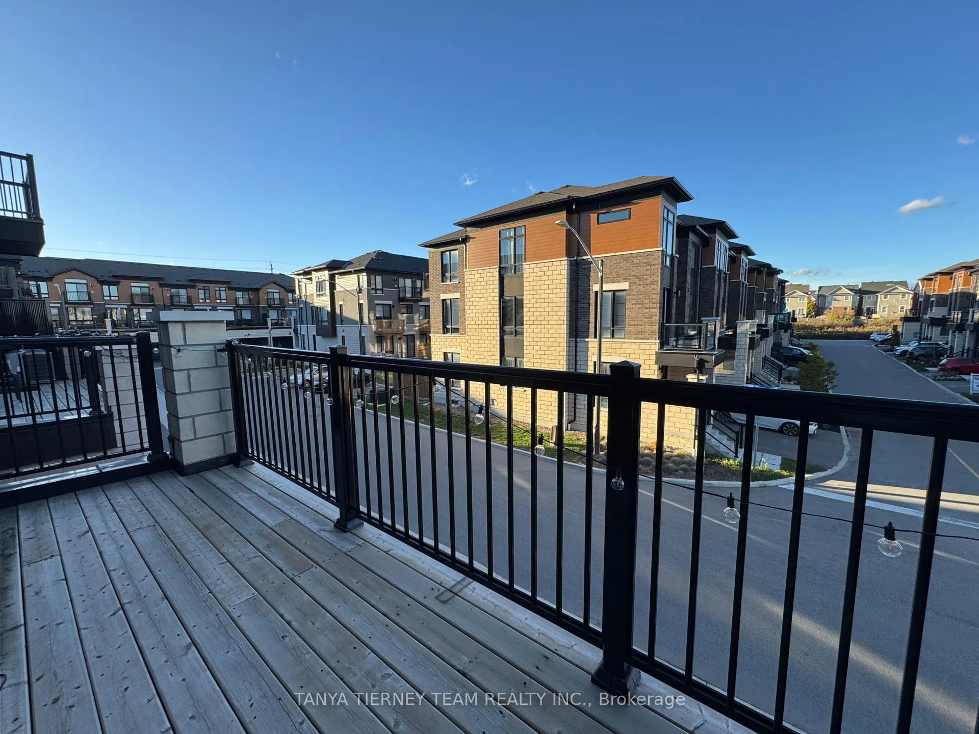 Photo 9 of 288 Carnwith Drive E, Whitby, Brooklin — HOMEH