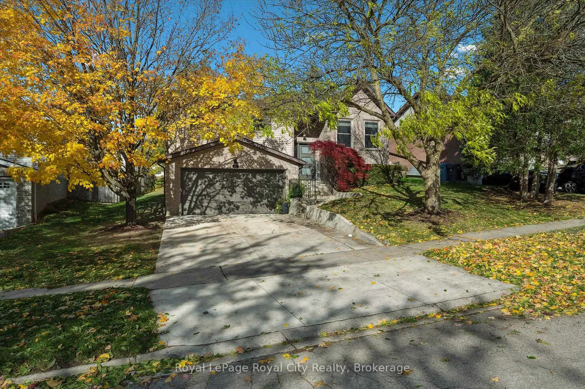 Photo 2 of 41 Shoemaker Crescent, Guelph, Willow West/Sugarbush/West Acres — HOMEH