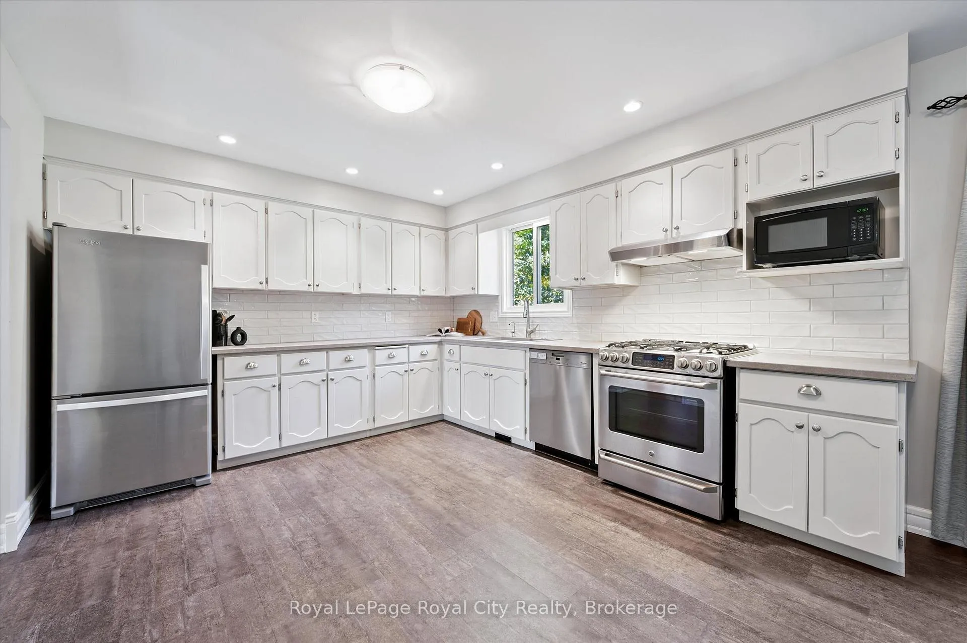 Photo 8 of 41 Shoemaker Crescent, Guelph, Willow West/Sugarbush/West Acres — HOMEH