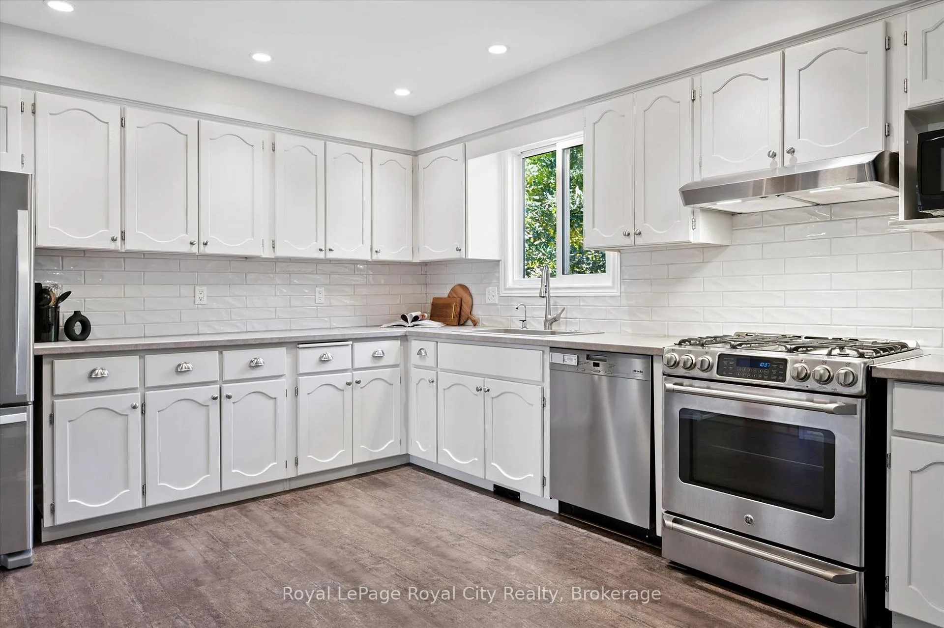 Photo 9 of 41 Shoemaker Crescent, Guelph, Willow West/Sugarbush/West Acres — HOMEH