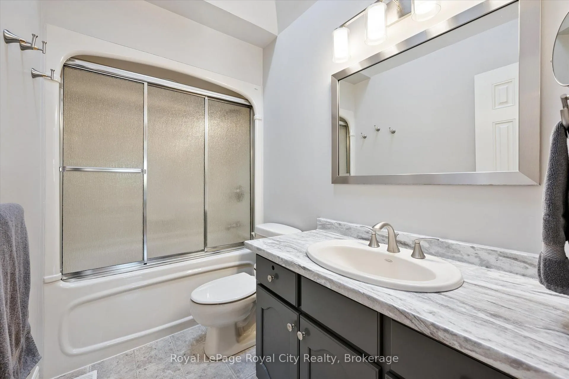 Photo 15 of 41 Shoemaker Crescent, Guelph, Willow West/Sugarbush/West Acres — HOMEH