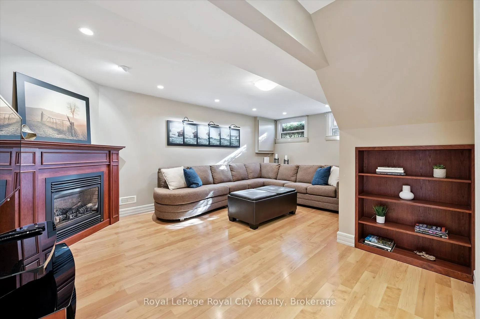 Photo 18 of 41 Shoemaker Crescent, Guelph, Willow West/Sugarbush/West Acres — HOMEH