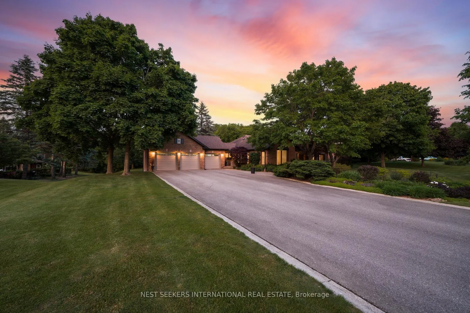 Photo 2 of 21 Rolling Court, King, King City — HOMEH