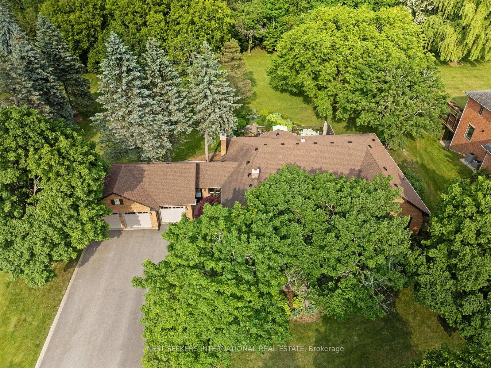 Photo 3 of 21 Rolling Court, King, King City — HOMEH