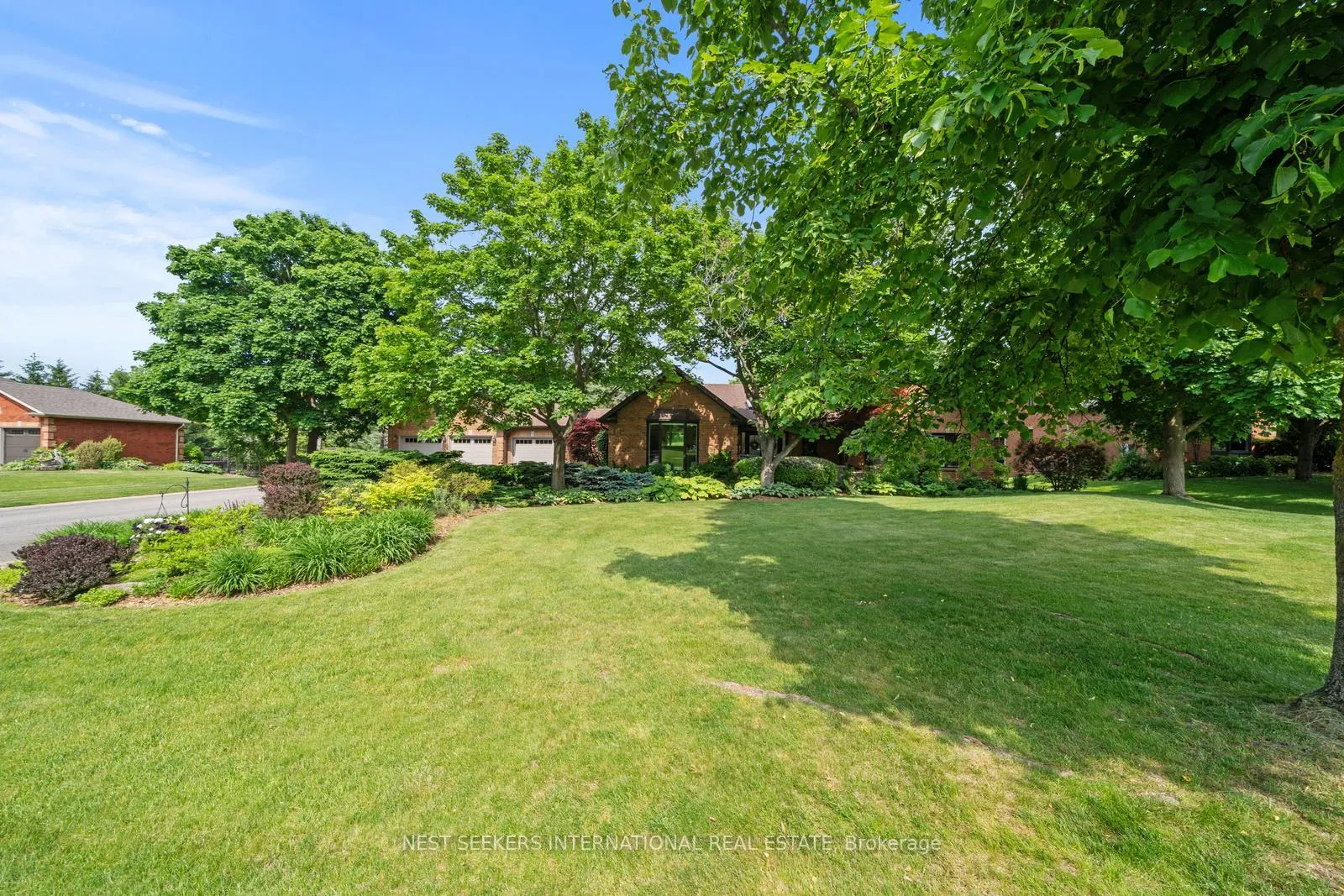 Photo 4 of 21 Rolling Court, King, King City — HOMEH
