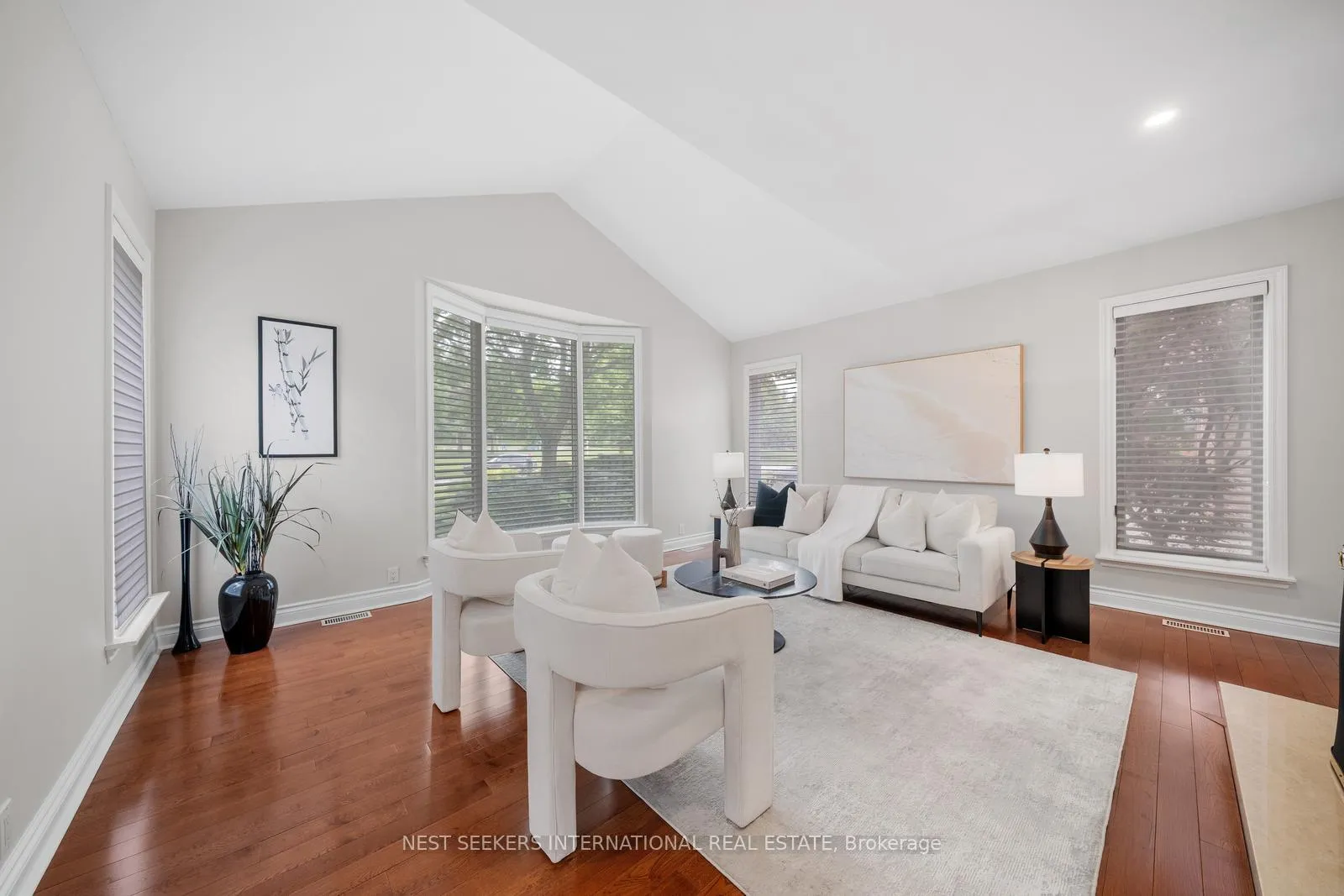 Photo 8 of 21 Rolling Court, King, King City — HOMEH