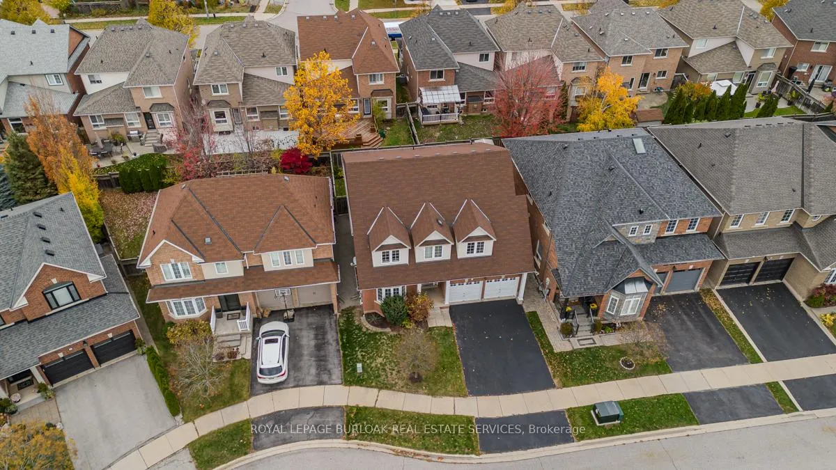 Photo 3 of 2273 Blue Oak Circle, Oakville, Westmount — HOMEH