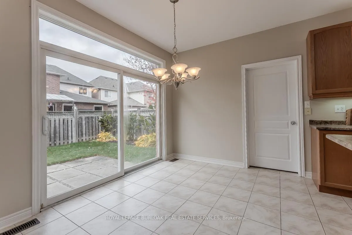 Photo 19 of 2273 Blue Oak Circle, Oakville, Westmount — HOMEH
