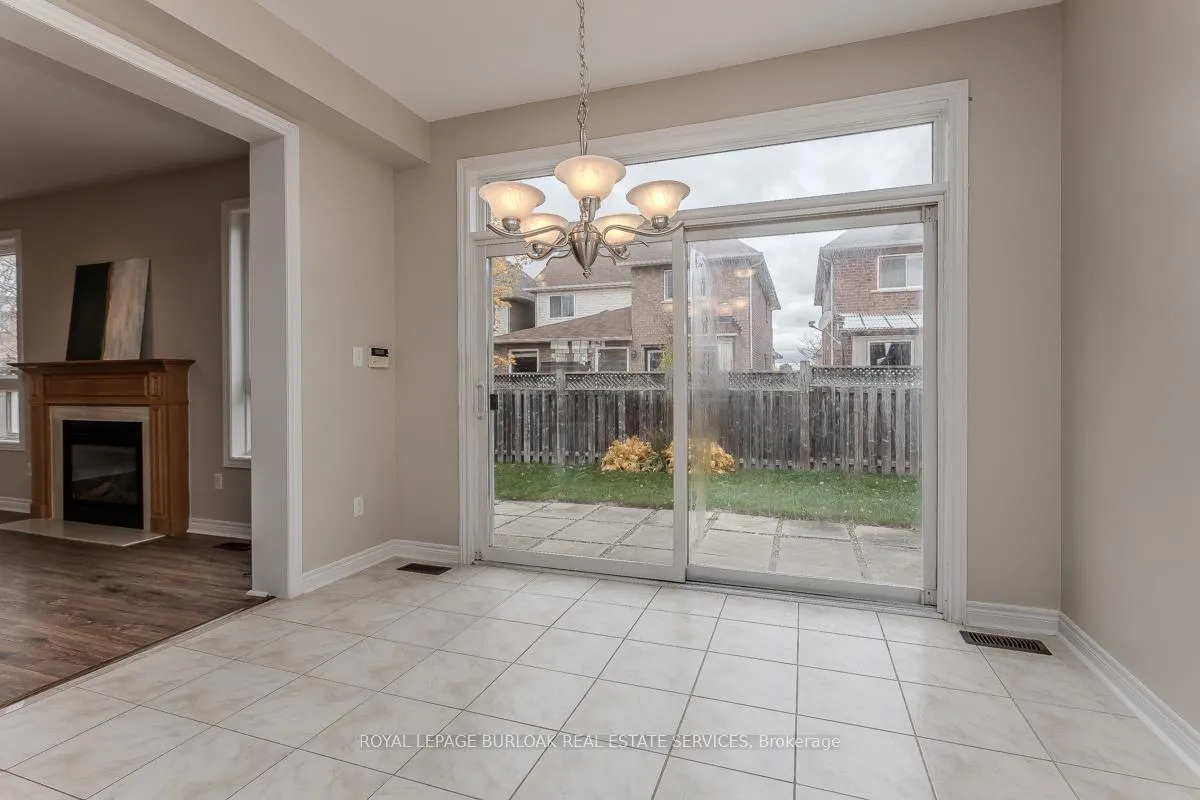 Photo 24 of 2273 Blue Oak Circle, Oakville, Westmount — HOMEH