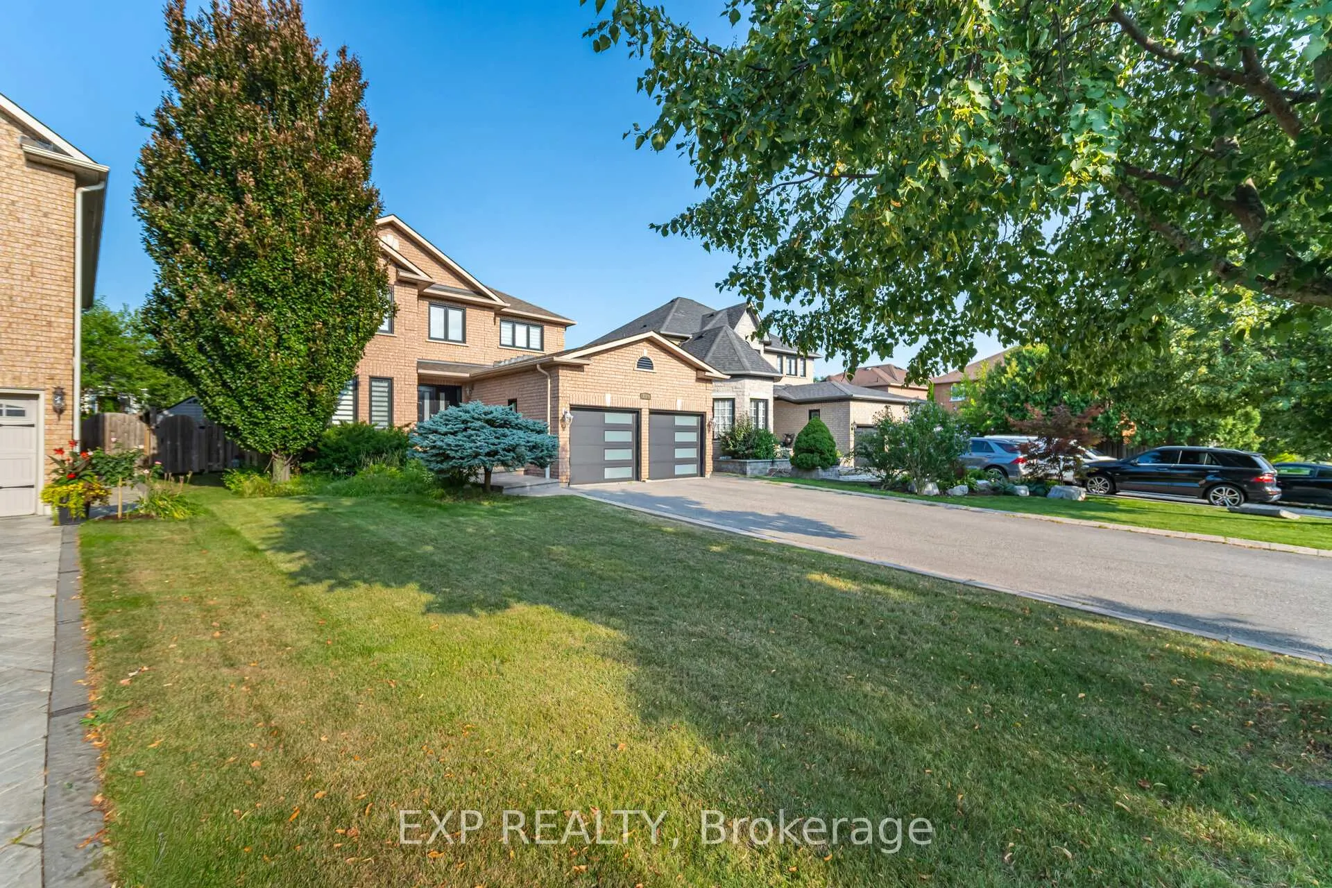 Photo 2 of 211 Fletcher Drive, Vaughan, Maple — HOMEH