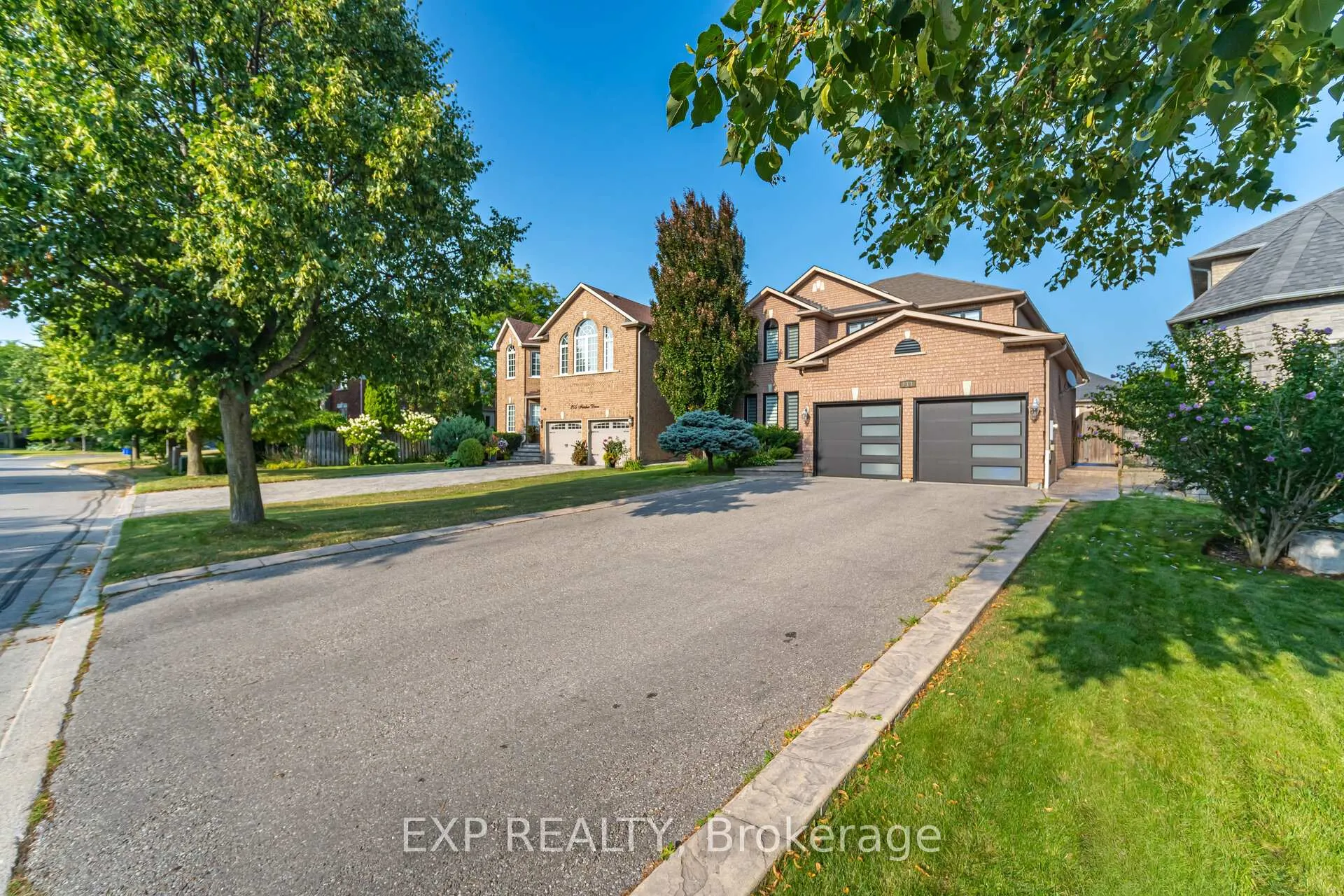 Photo 3 of 211 Fletcher Drive, Vaughan, Maple — HOMEH