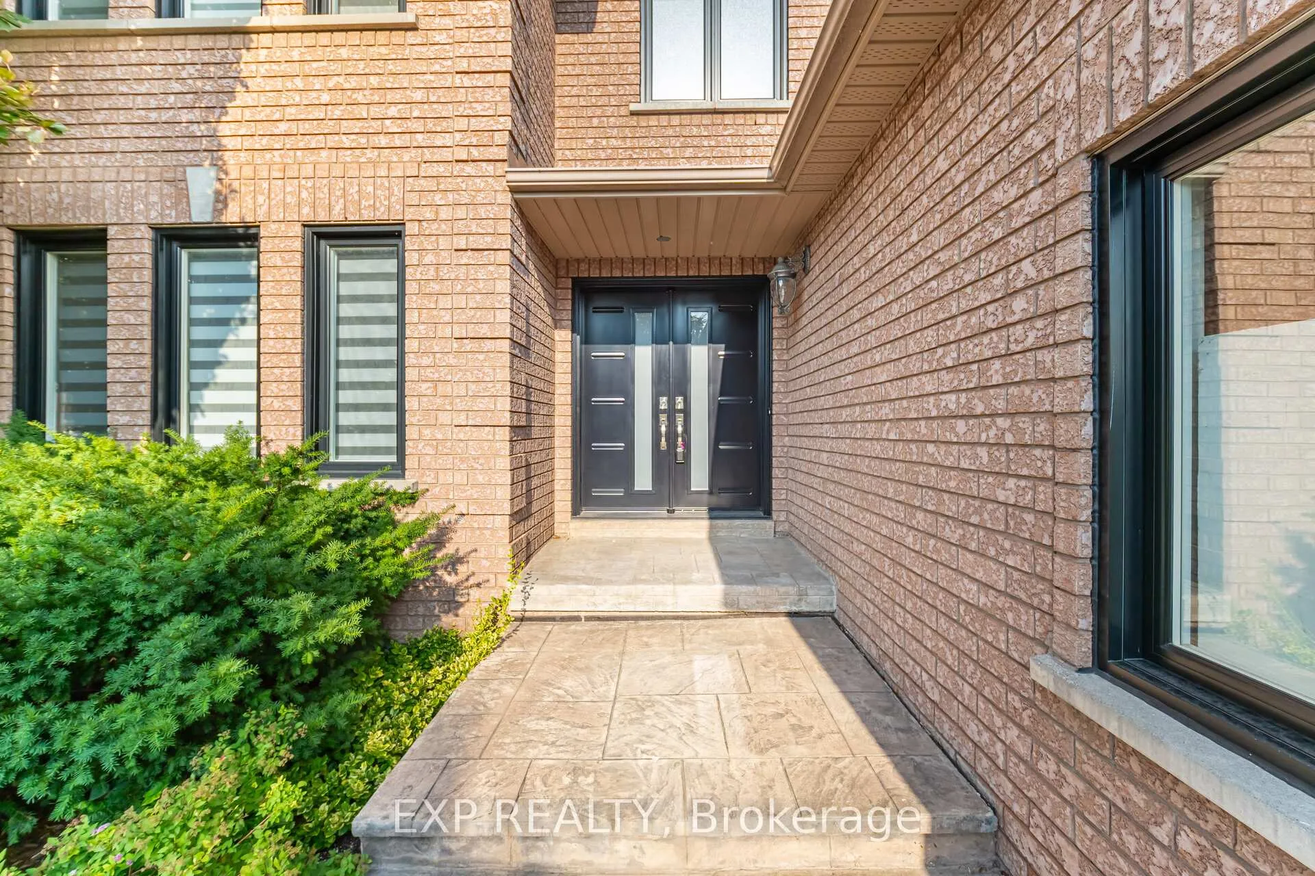 Photo 4 of 211 Fletcher Drive, Vaughan, Maple — HOMEH