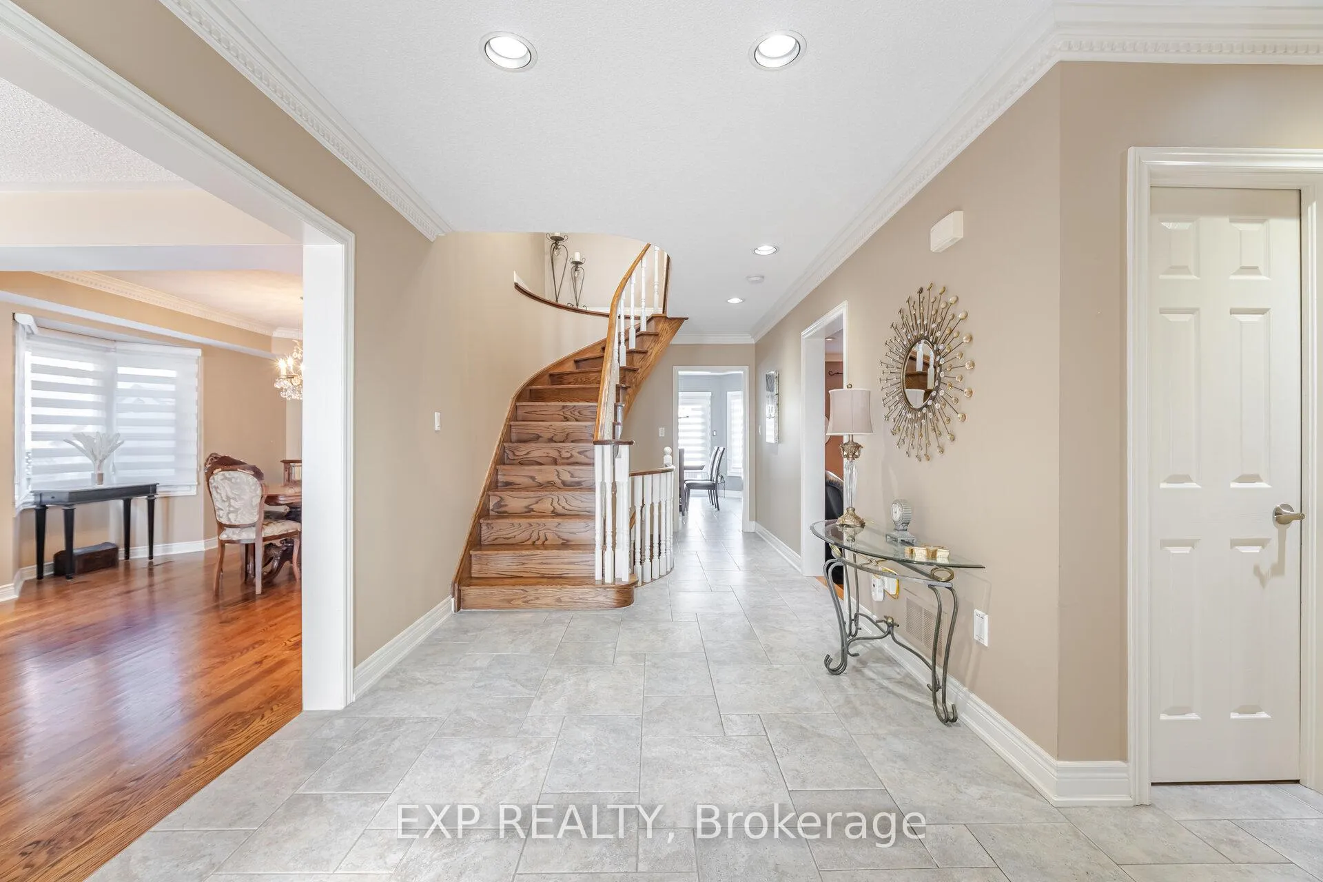 Photo 6 of 211 Fletcher Drive, Vaughan, Maple — HOMEH