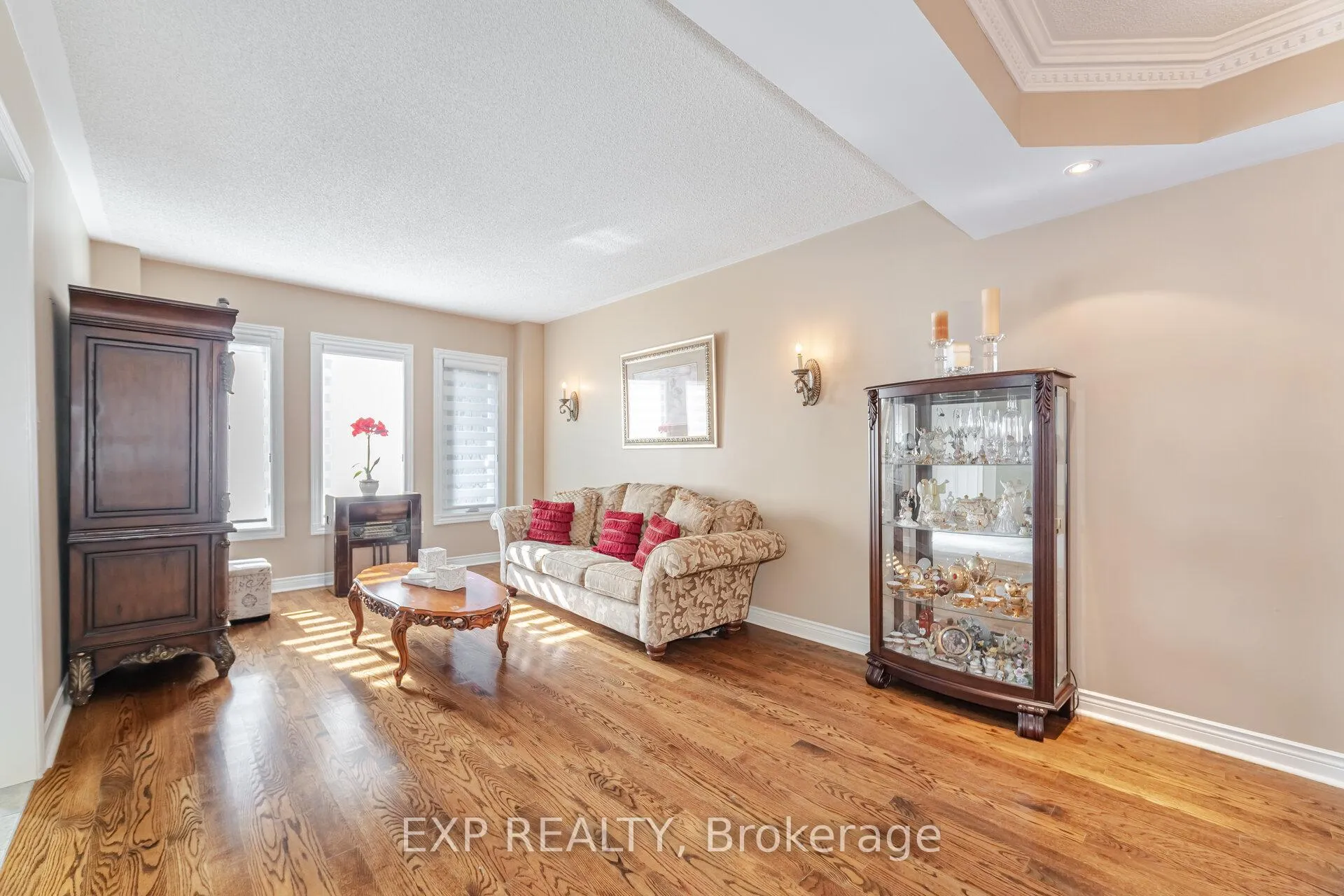 Photo 7 of 211 Fletcher Drive, Vaughan, Maple — HOMEH
