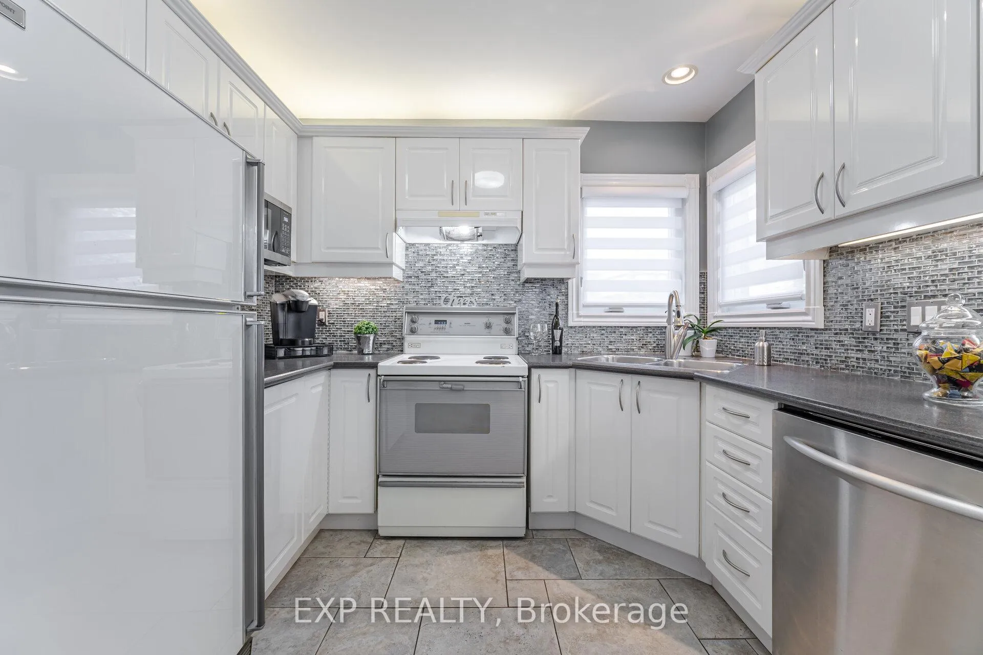 Photo 12 of 211 Fletcher Drive, Vaughan, Maple — HOMEH
